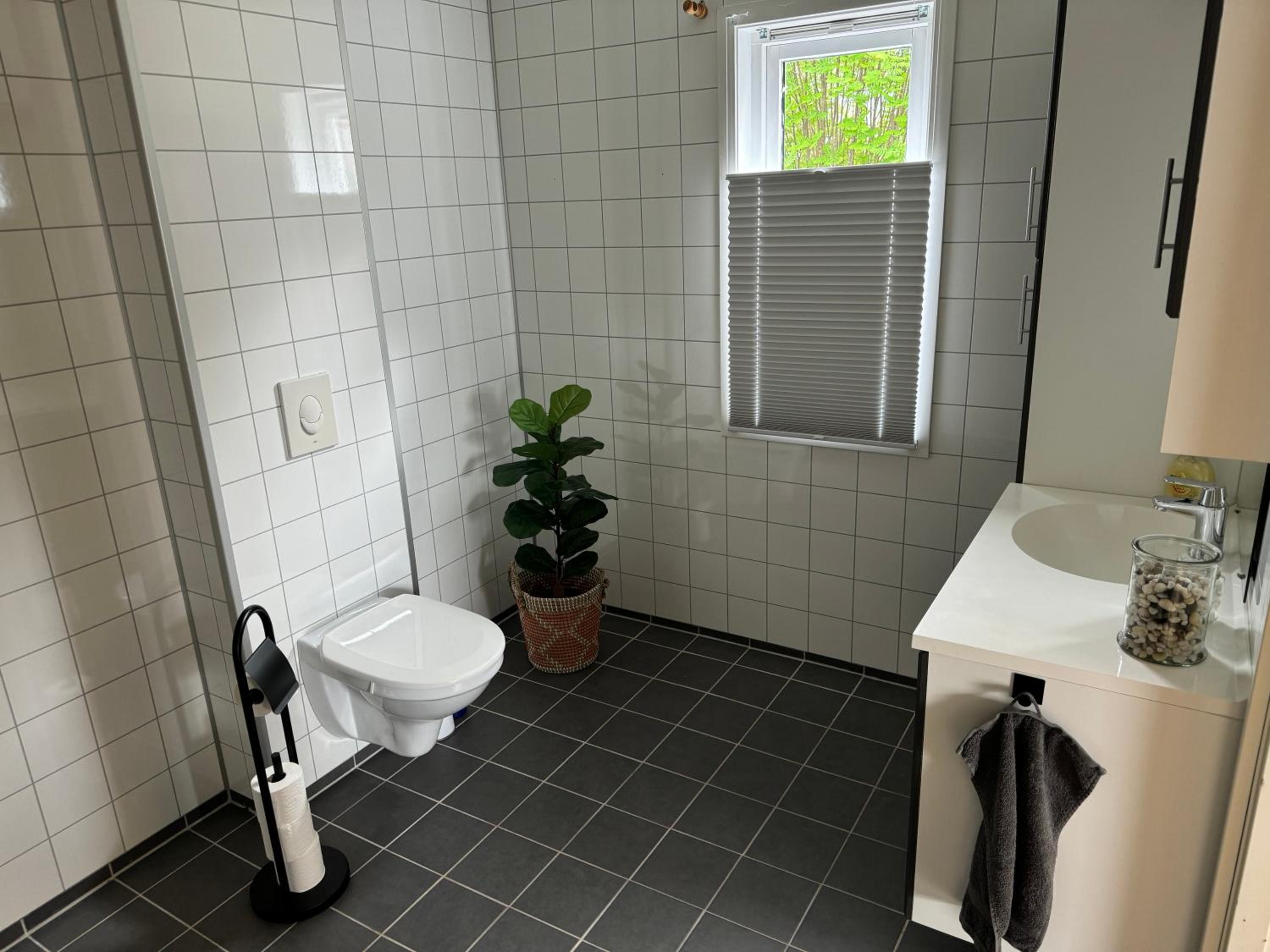 WALO APARTMENTS TROMSDALEN - Close to cable car and Arctic Cathedral, 10 min by bus to city centre, Free parking view 4
