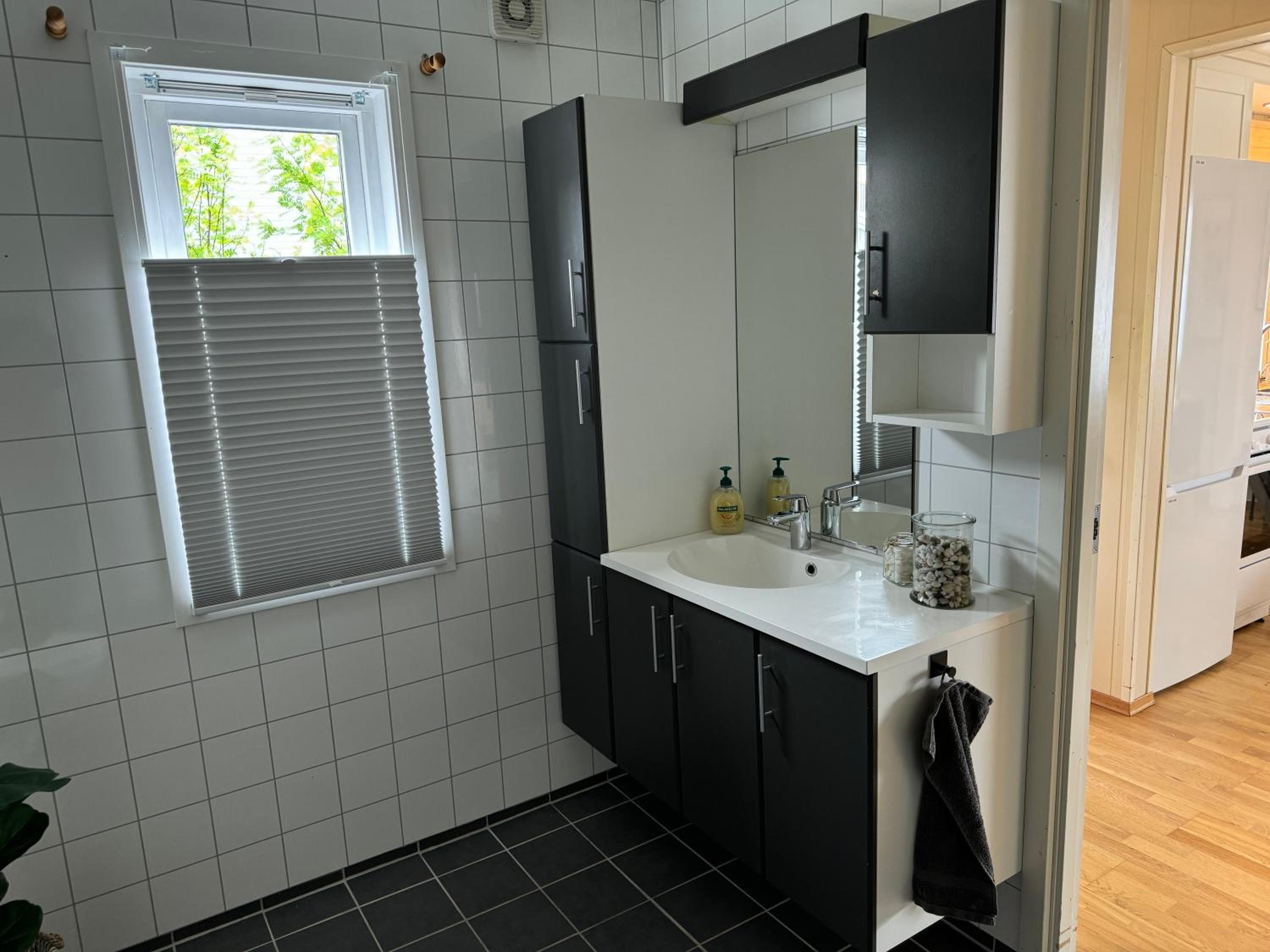 WALO APARTMENTS TROMSDALEN - Close to cable car and Arctic Cathedral, 10 min by bus to city centre, Free parking view 5