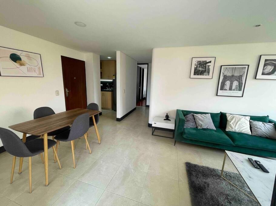 Nice Apt 2 Br 2 Bath in Laureles Second Park