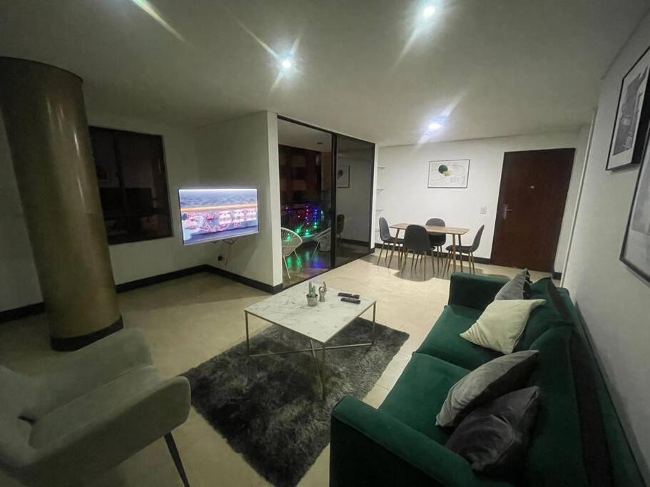 Nice Apt 2 Br 2 Bath in Laureles Second Park