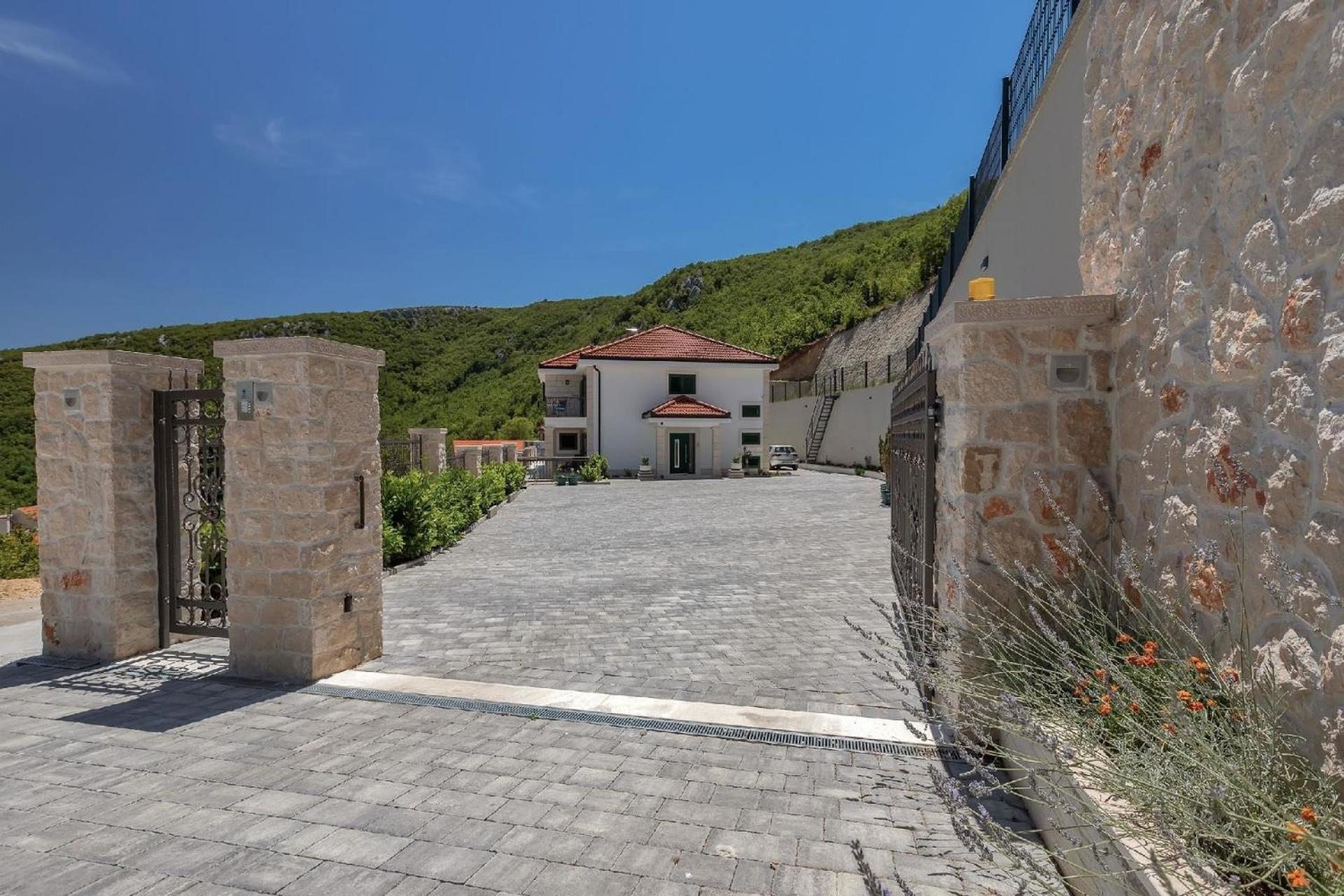 Villa mit Infinity Pool und wunderschönem Seeblick view 2
