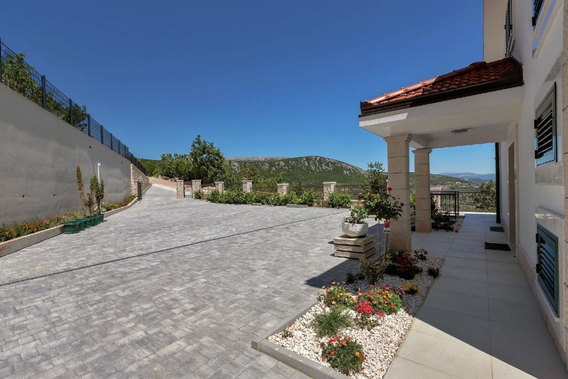 Villa mit Infinity Pool und wunderschönem Seeblick view 3