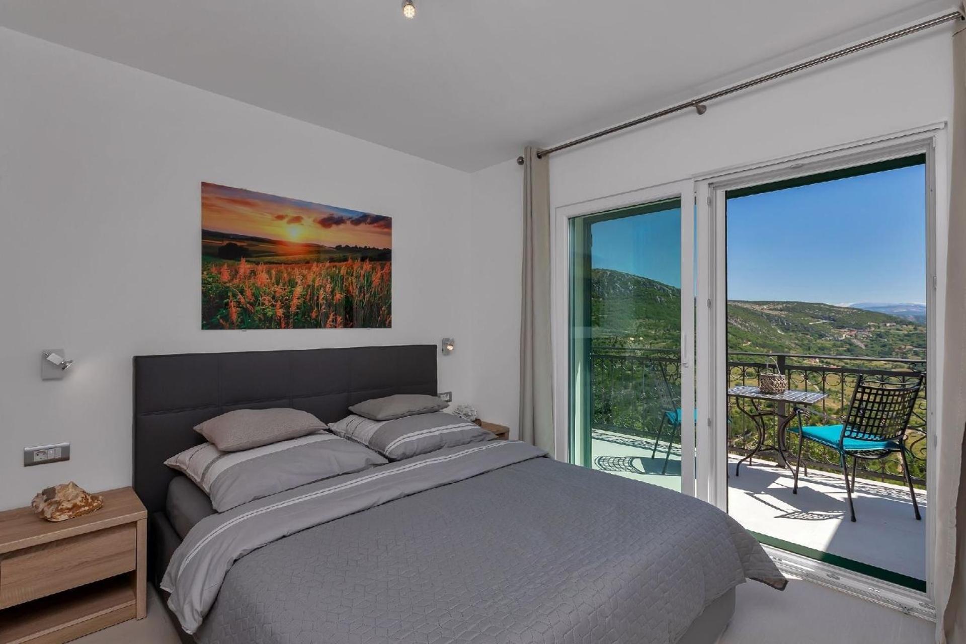 Villa mit Infinity Pool und wunderschönem Seeblick view 5