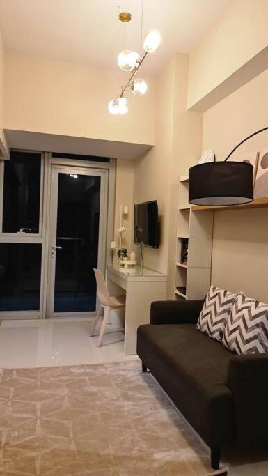 1BR king, modern balcony, wi-fi, netflix, BGC view 2