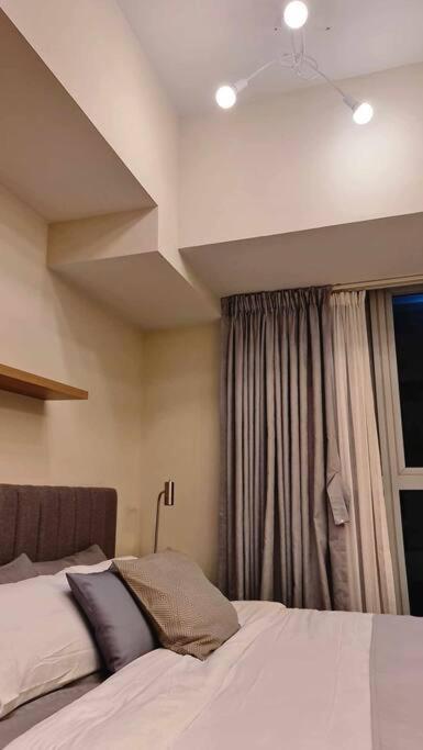 1BR king, modern balcony, wi-fi, netflix, BGC view 3
