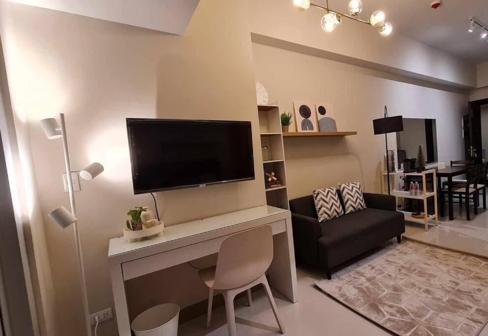 1BR king, modern balcony, wi-fi, netflix, BGC view 4