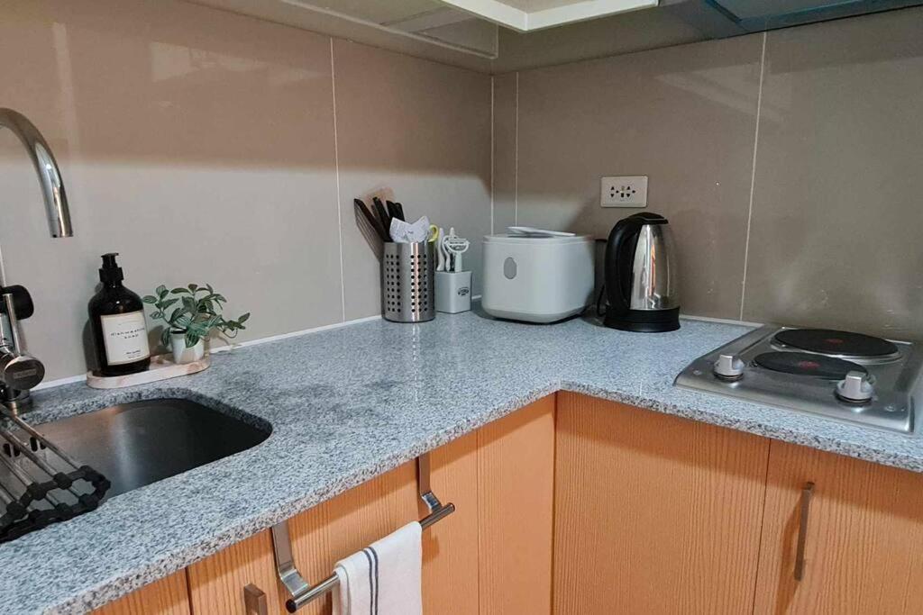 1BR king, modern balcony, wi-fi, netflix, BGC view 5