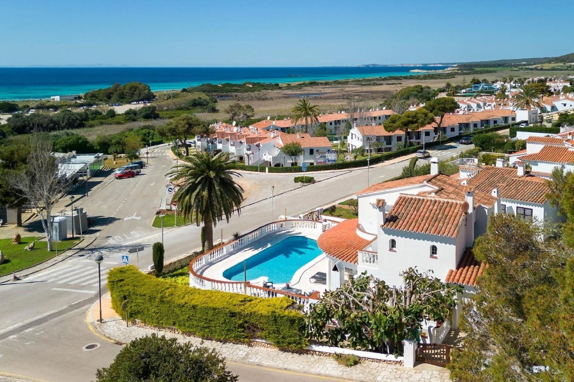 Strandnahe Villa German mit großer Poolterrasse