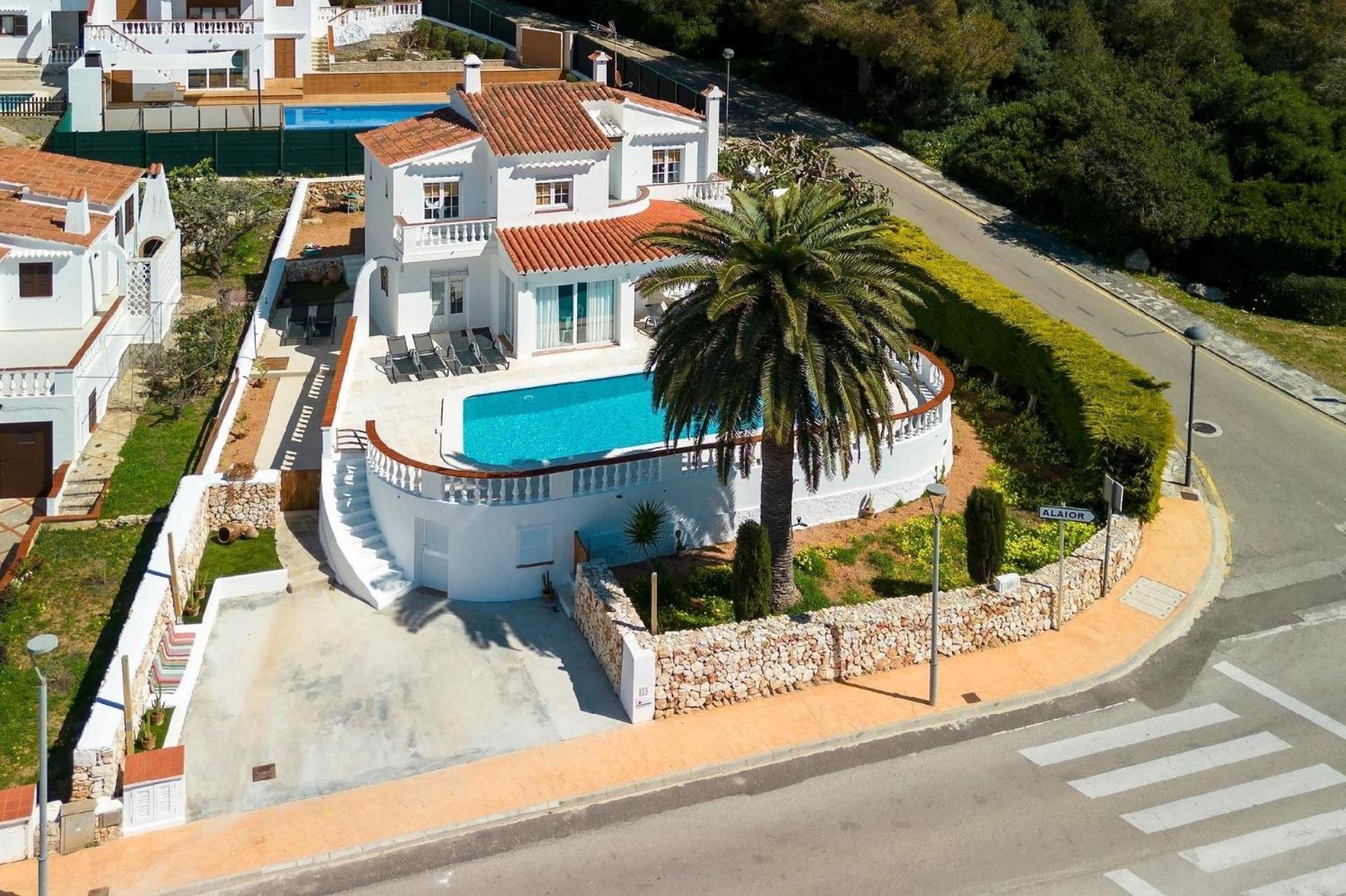 Strandnahe Villa German mit großer Poolterrasse