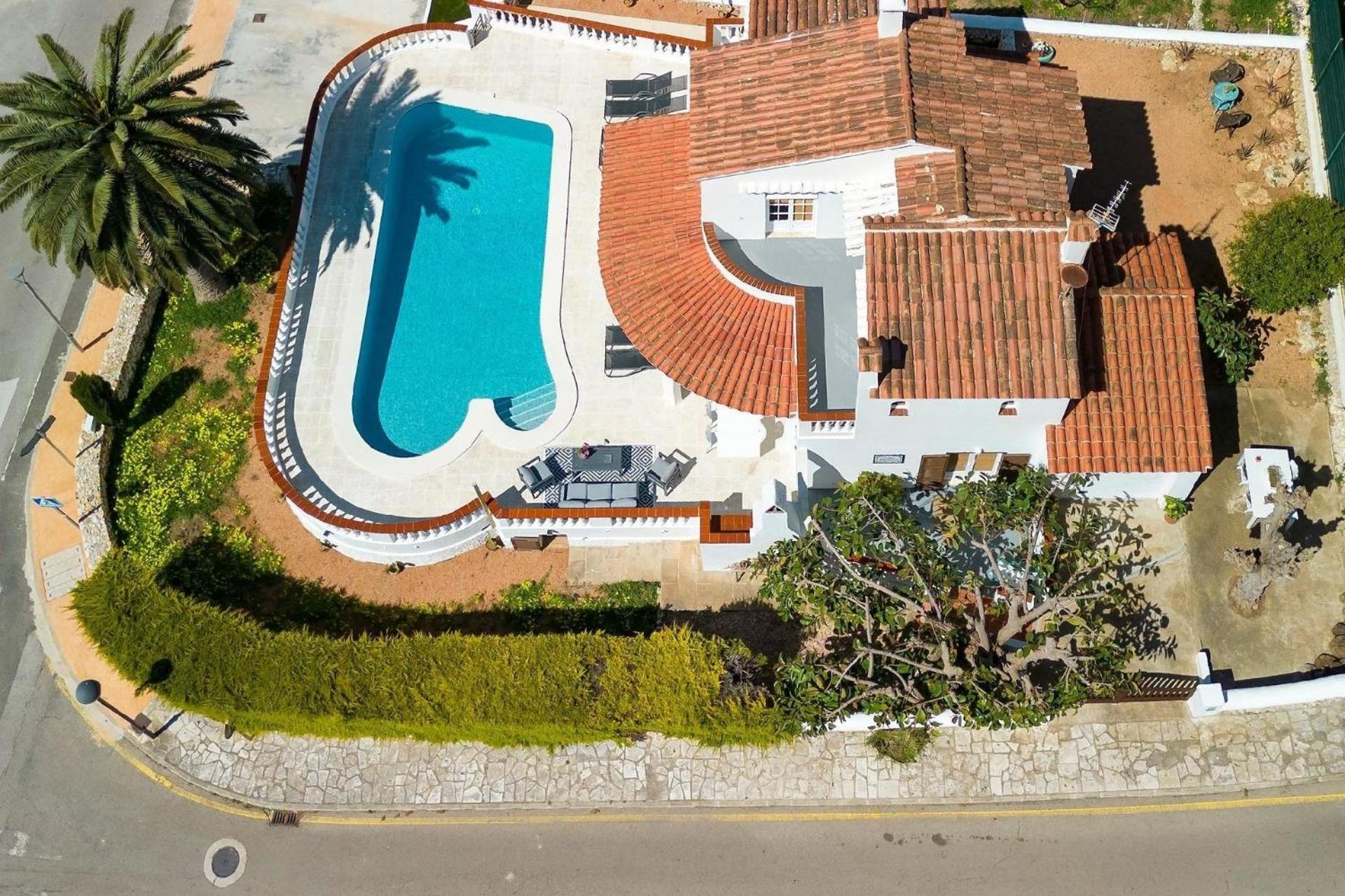 Strandnahe Villa German mit großer Poolterrasse