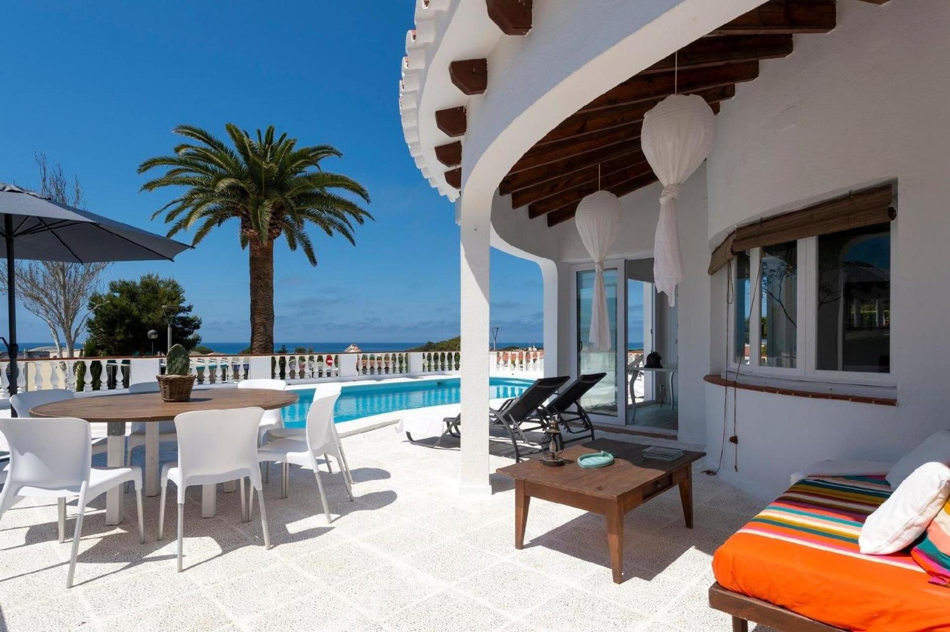 Strandnahe Villa German mit großer Poolterrasse
