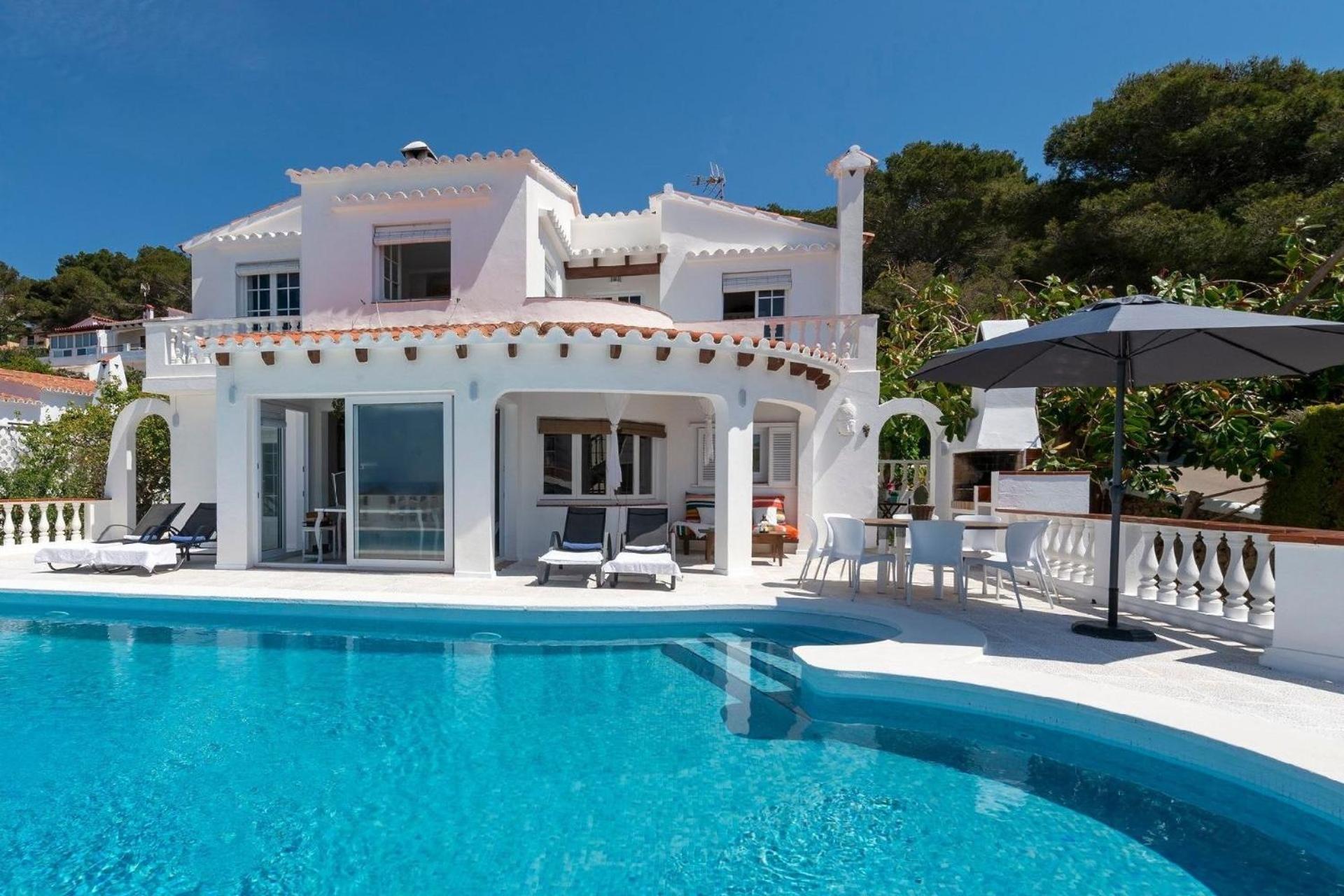 Strandnahe Villa German mit großer Poolterrasse