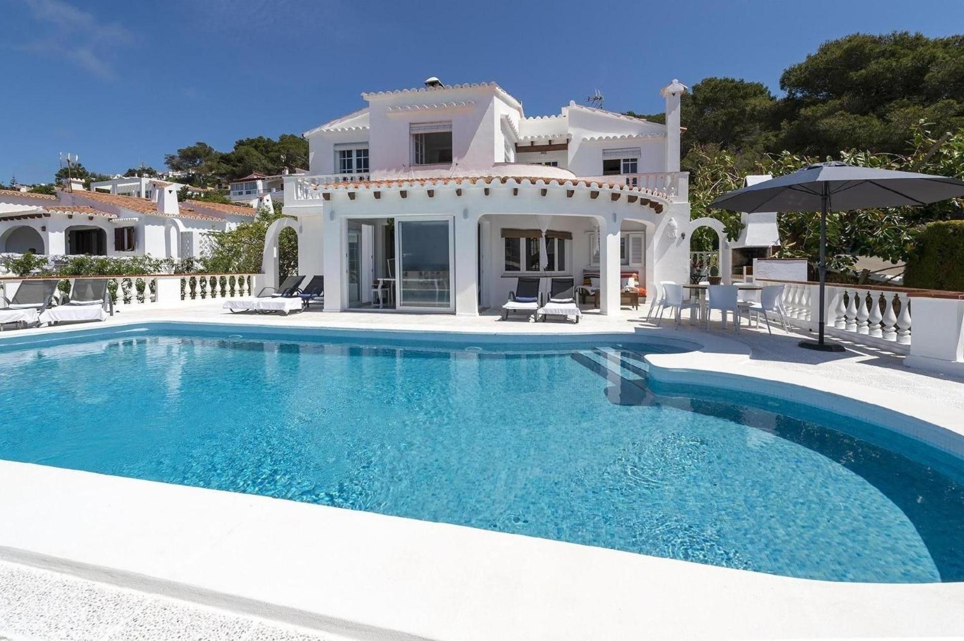 Strandnahe Villa German mit großer Poolterrasse