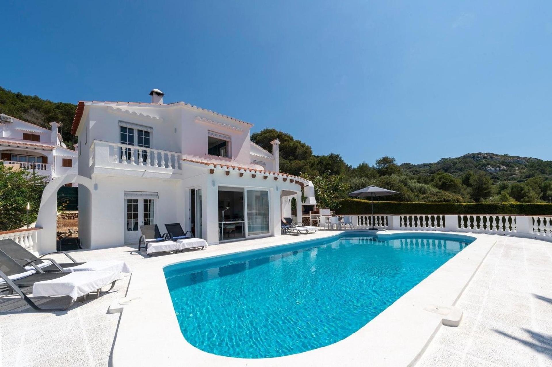 Strandnahe Villa German mit großer Poolterrasse