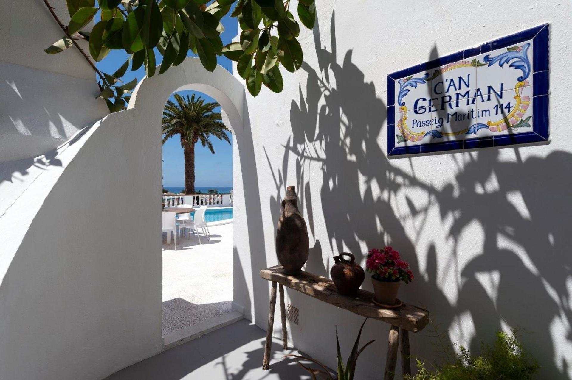 Strandnahe Villa German mit großer Poolterrasse