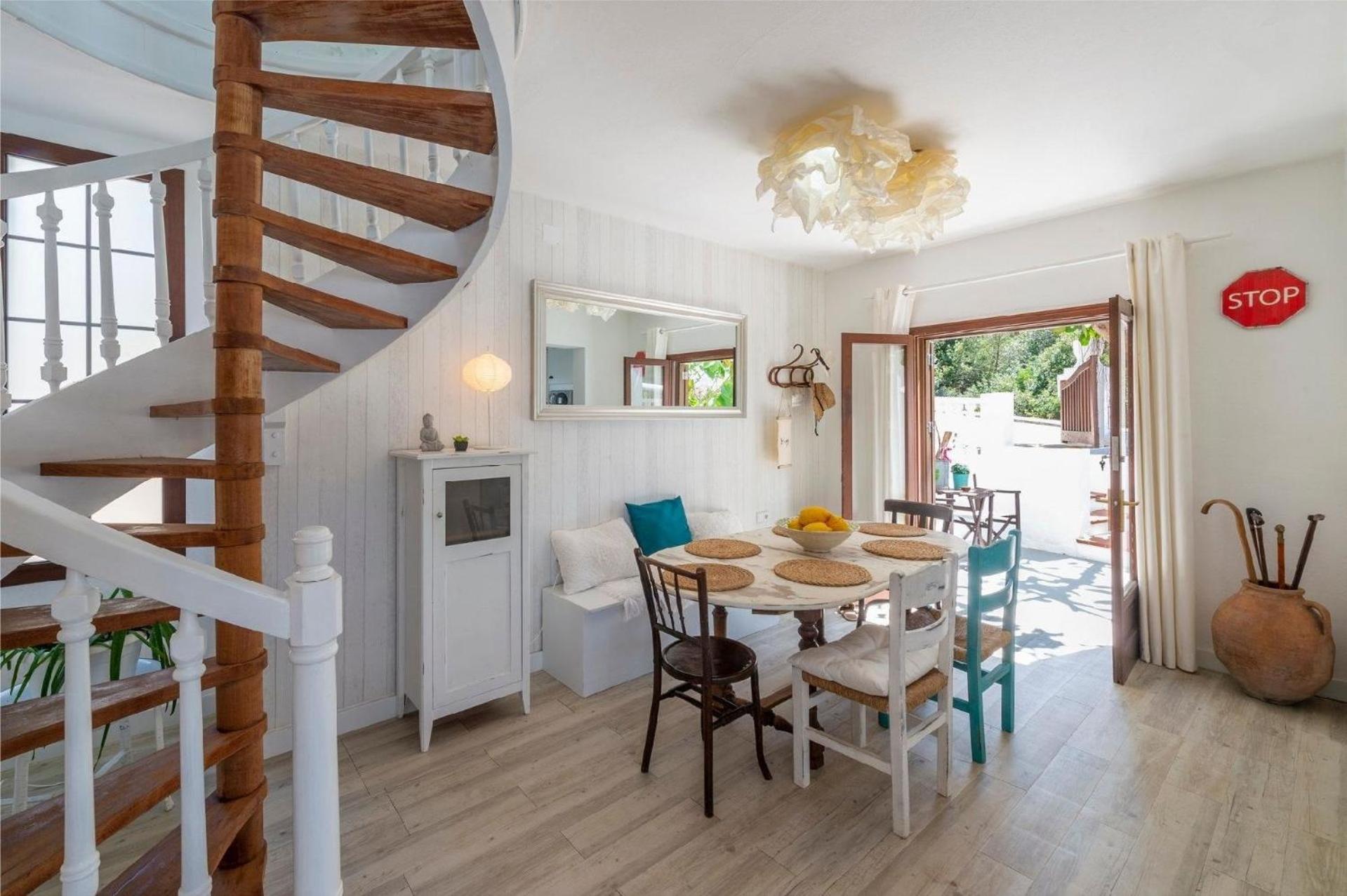 Strandnahe Villa German mit großer Poolterrasse