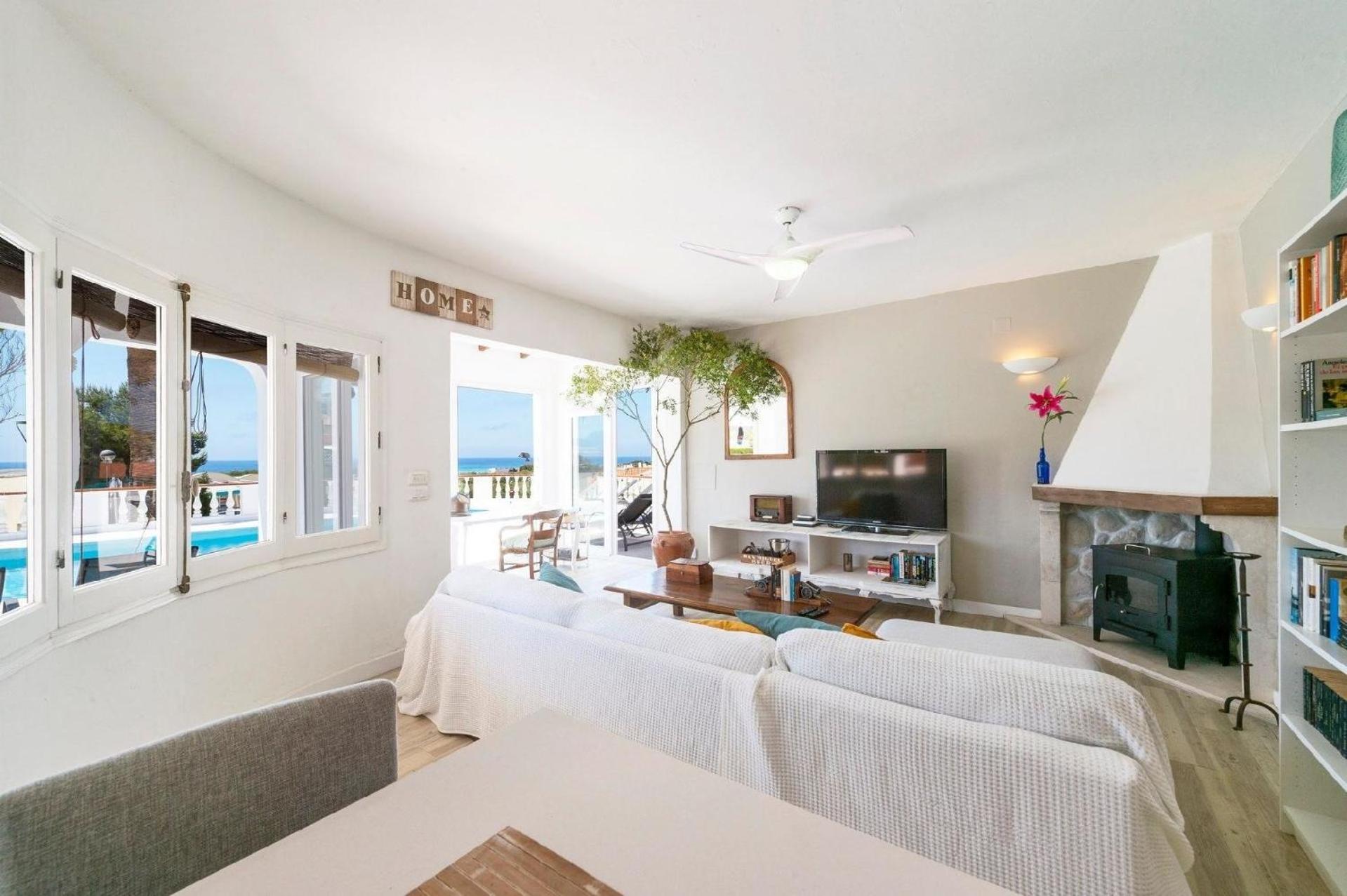 Strandnahe Villa German mit großer Poolterrasse