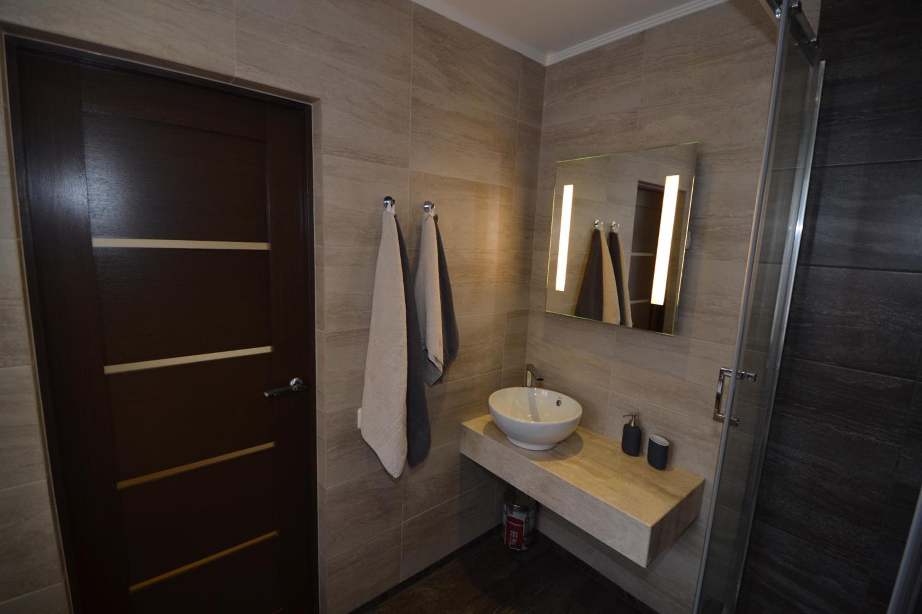 Modern apartment with free parking view 3