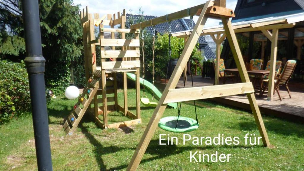 Gemütliches Ferienhaus in der Eifel mit Pool, Tennisplatz, Minigolf und nahem See