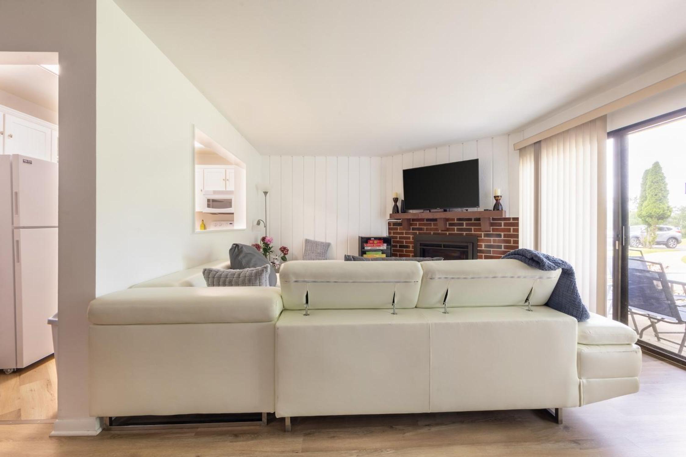 Charming 1BR Condo with Patio, Near The Lake Geneva