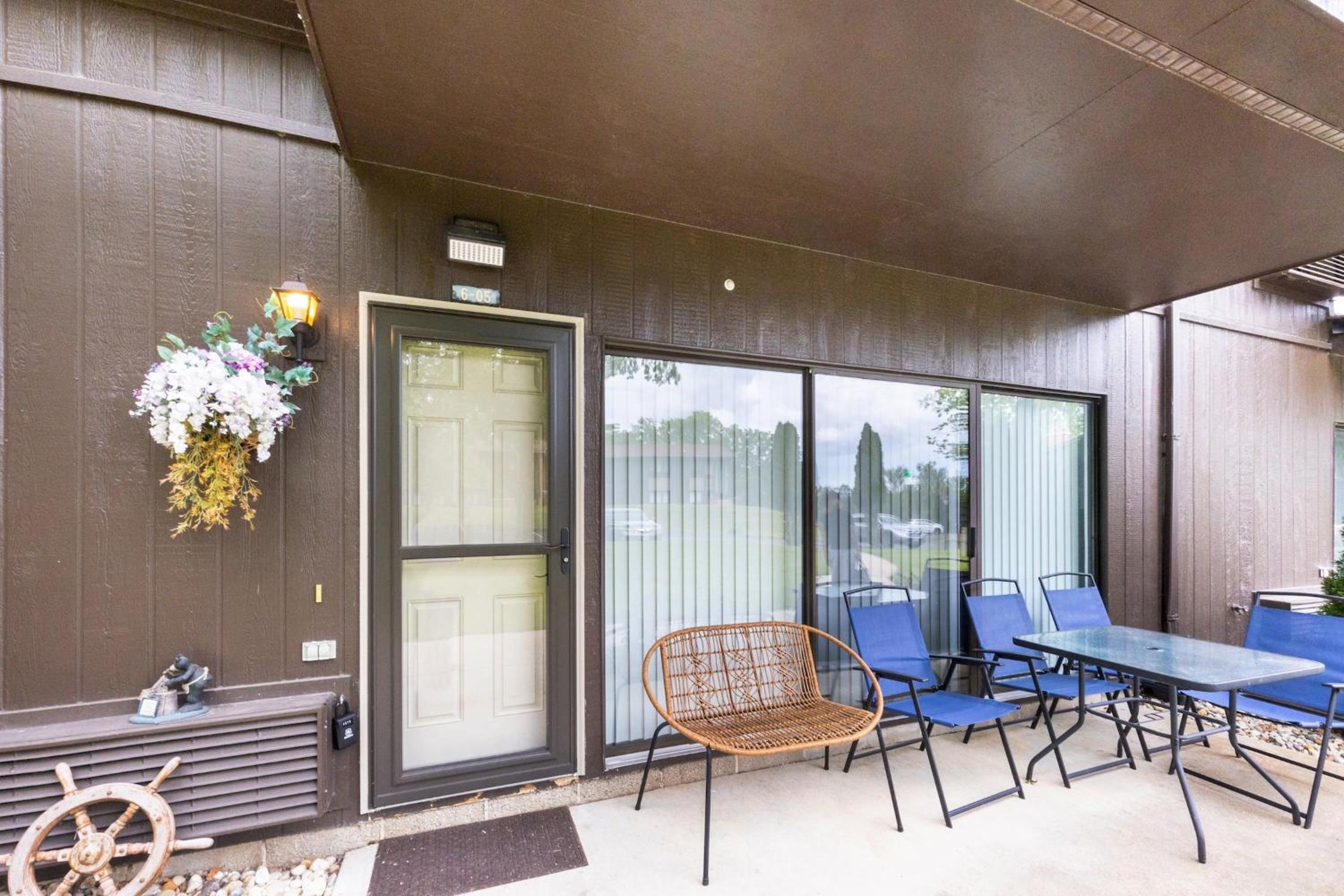 Charming 1BR Condo with Patio, Near The Lake Geneva