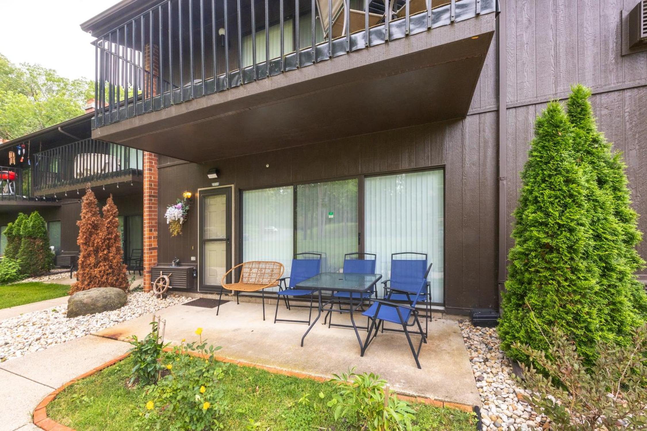 Charming 1BR Condo with Patio, Near The Lake Geneva