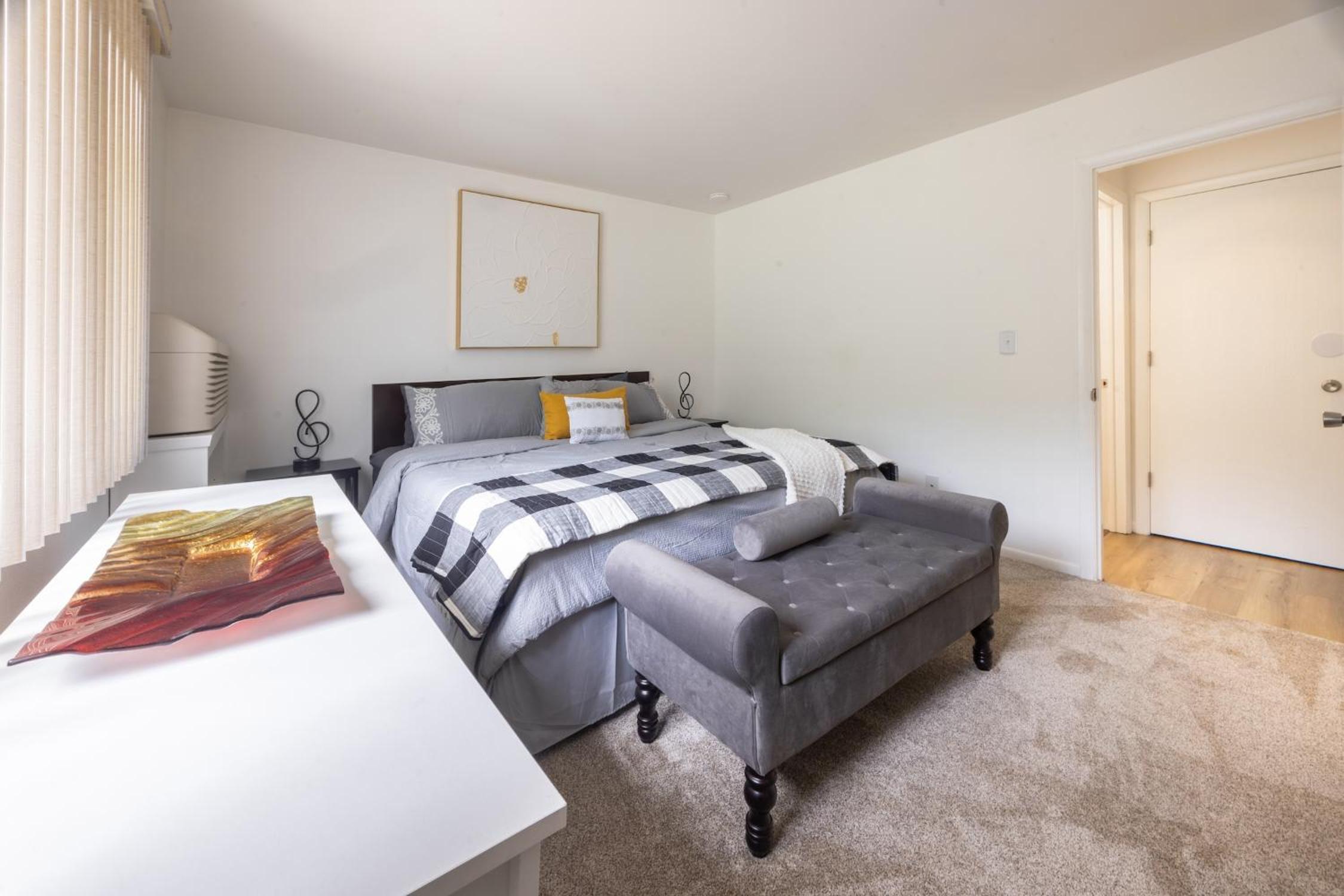 Charming 1BR Condo with Patio, Near The Lake Geneva