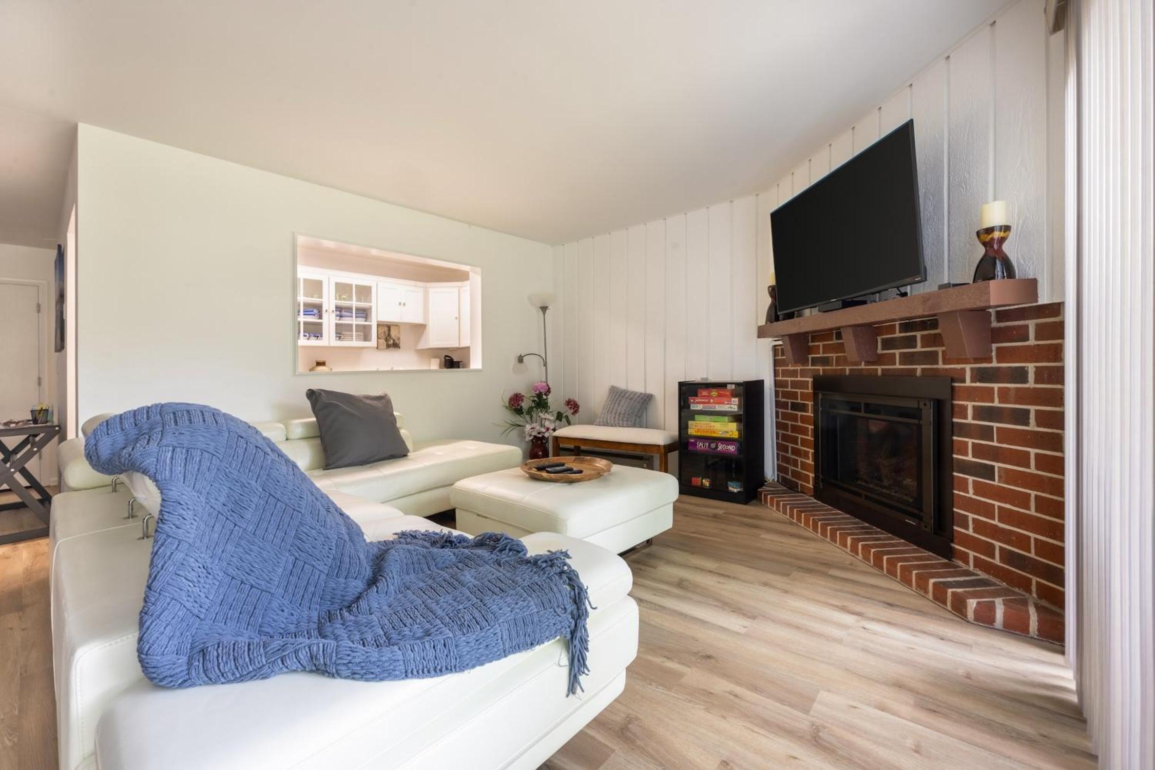 Charming 1BR Condo with Patio, Near The Lake Geneva