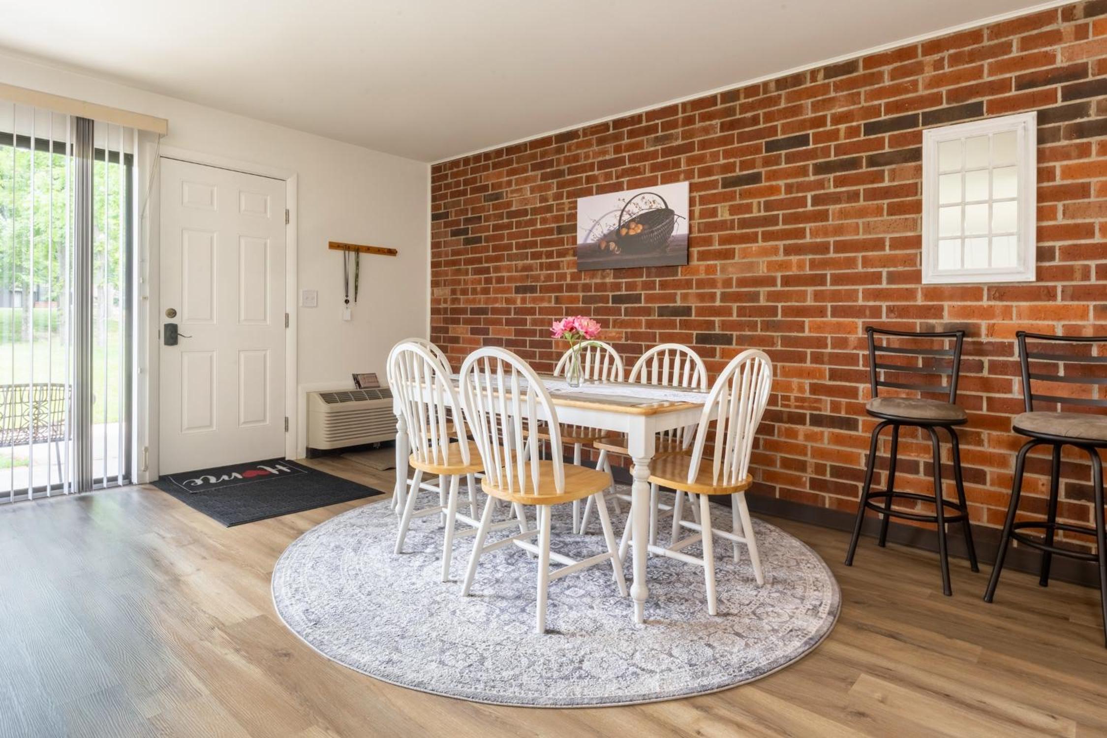 Charming 1BR Condo with Patio, Near The Lake Geneva