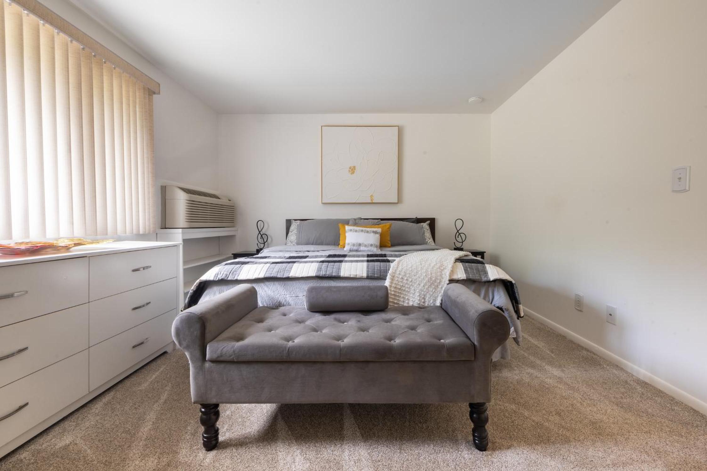 Charming 1BR Condo with Patio, Near The Lake Geneva