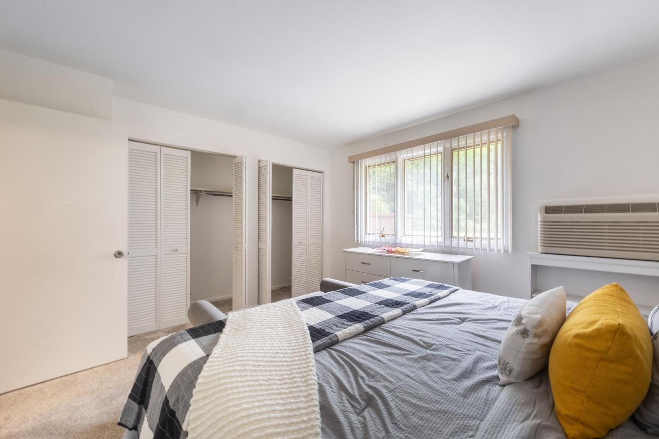 Charming 1BR Condo with Patio, Near The Lake Geneva