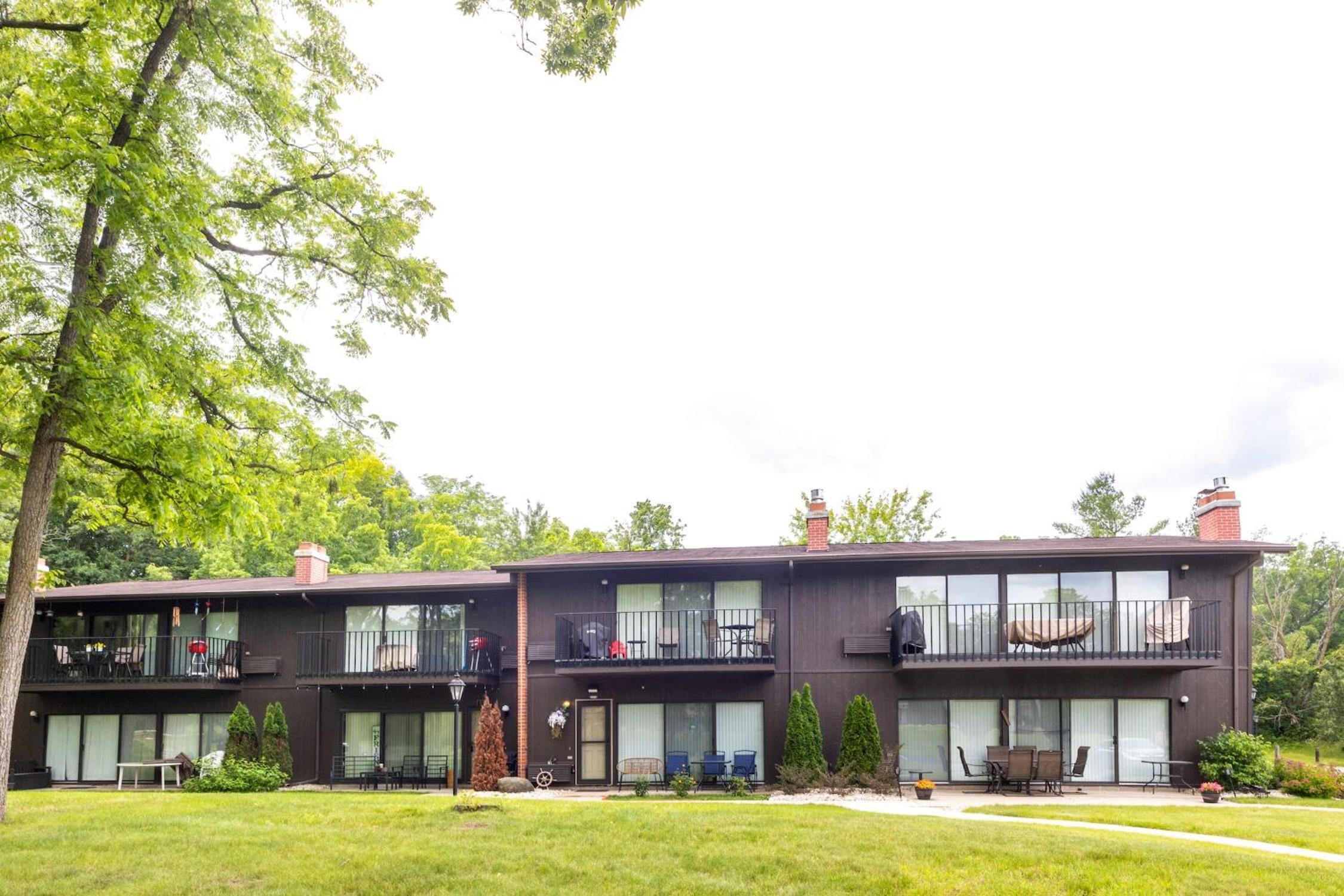 Charming 1BR Condo with Patio, Near The Lake Geneva