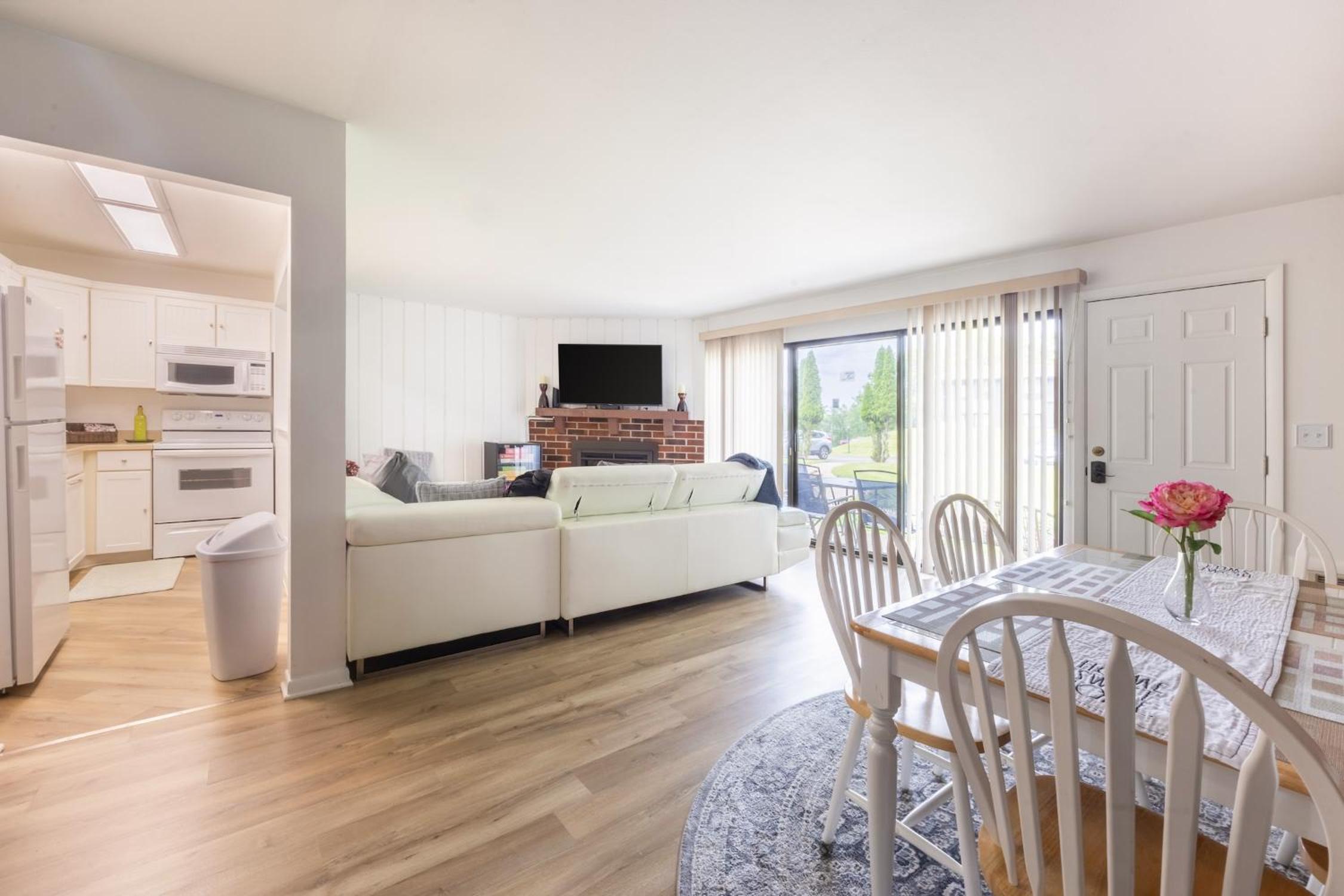 Charming 1BR Condo with Patio, Near The Lake Geneva