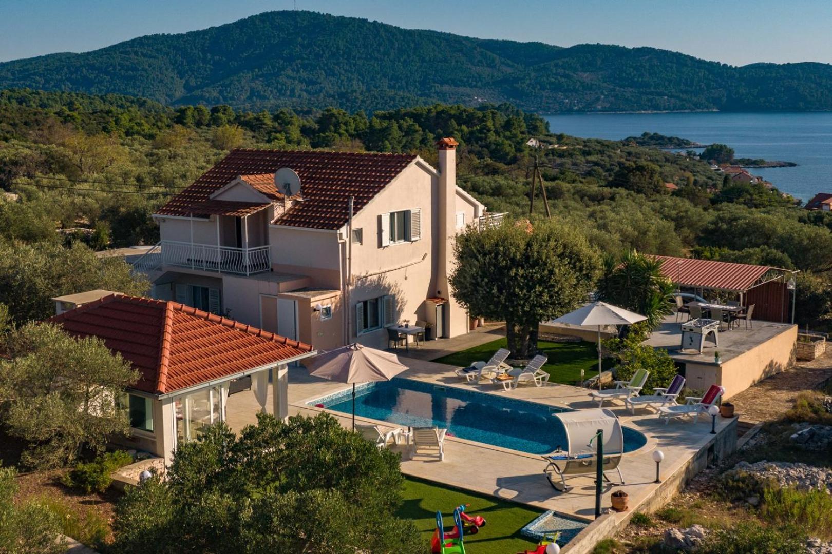 Holiday house with Pool Villa Maja