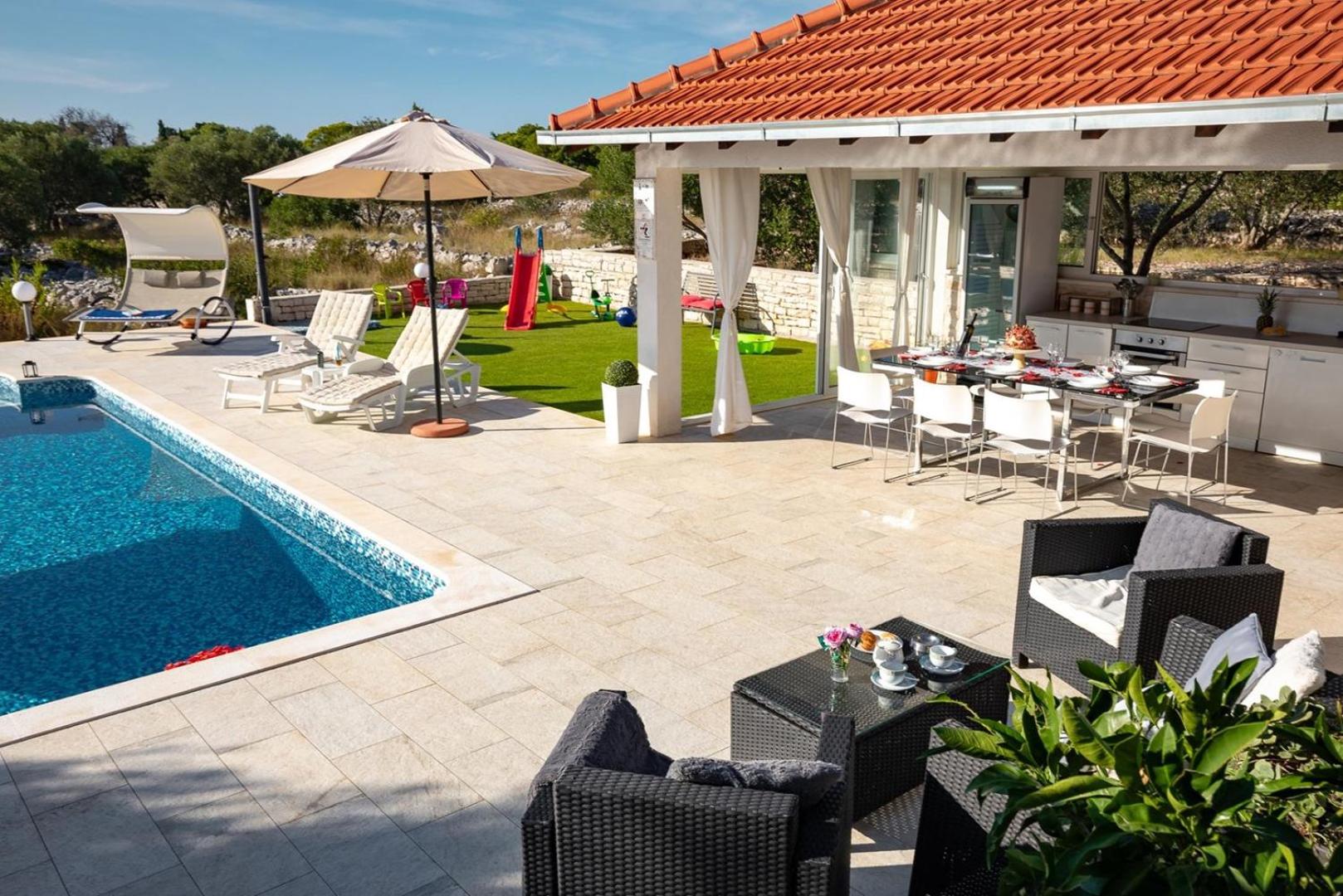 Holiday house with Pool Villa Maja