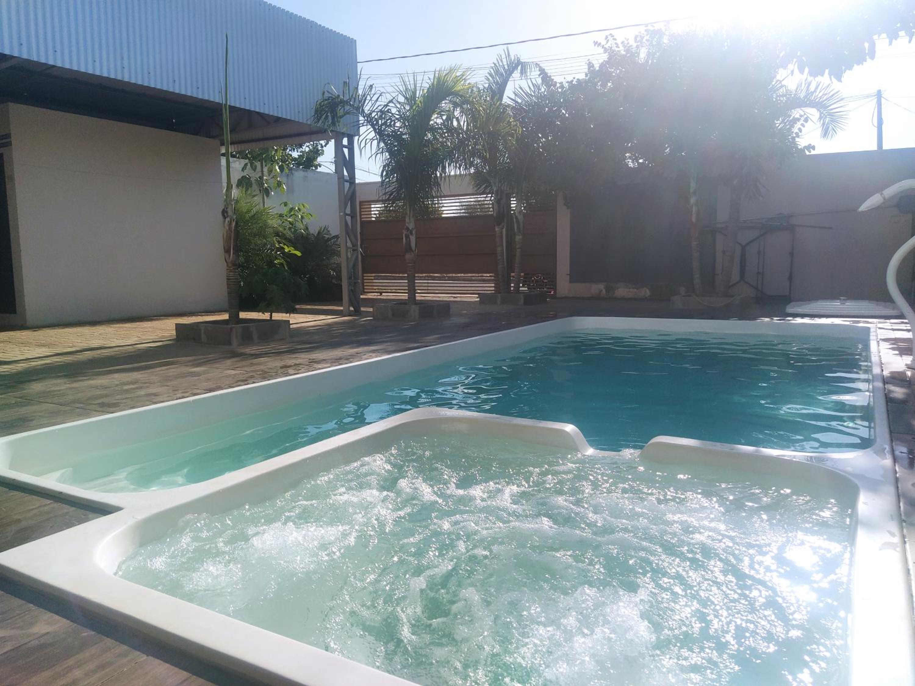 Check-in AUTÔNOMO e Privacidade em Hidro, piscina, casa, garagem até 2, até 3 quartos e 3 ar, 2 banheiros, churrasqueira, máquina de lavar roupas, roupa de
