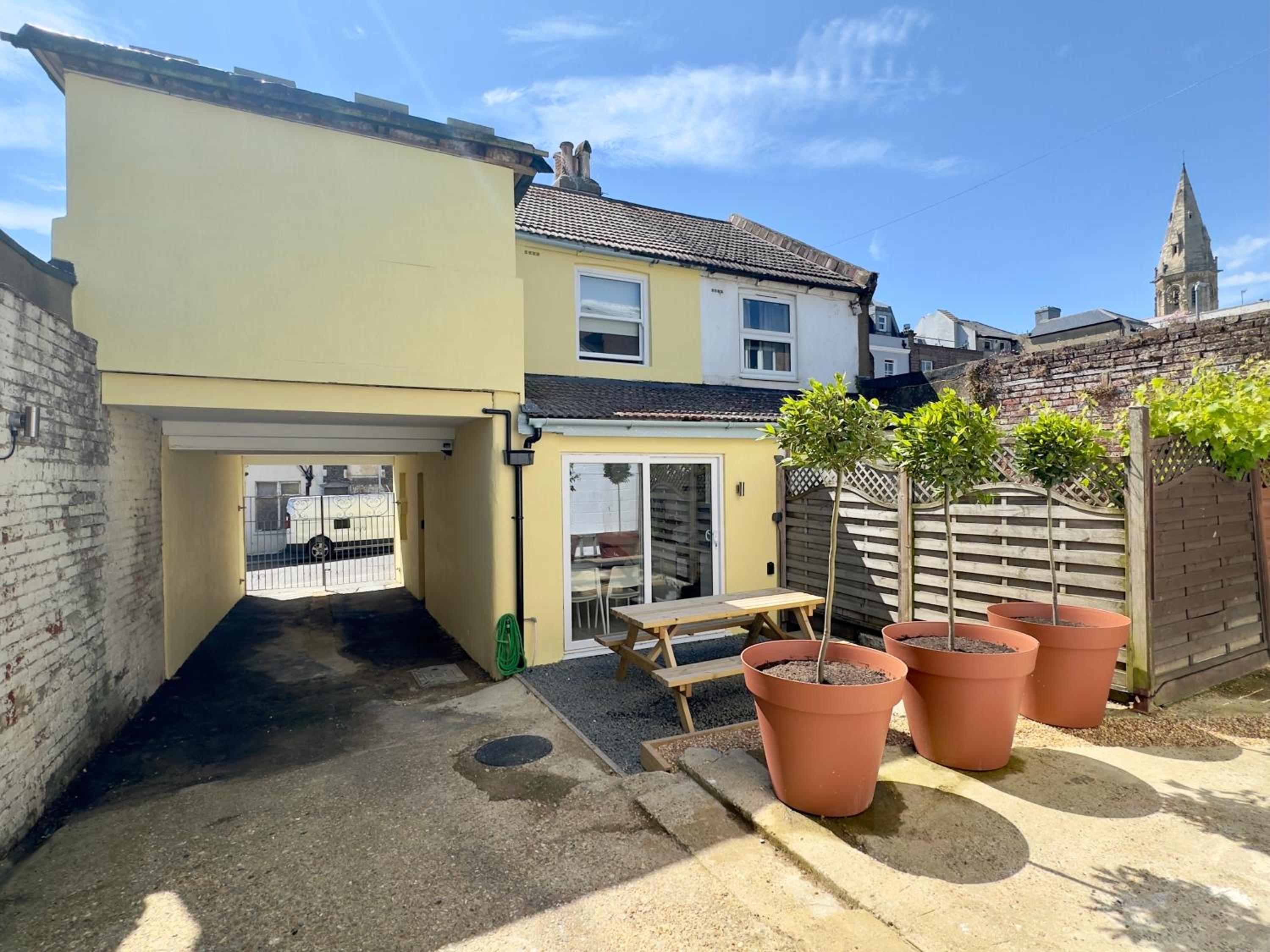 The Buttercup - 3 Double Bedrooms - 3 Minutes Walk to Beach