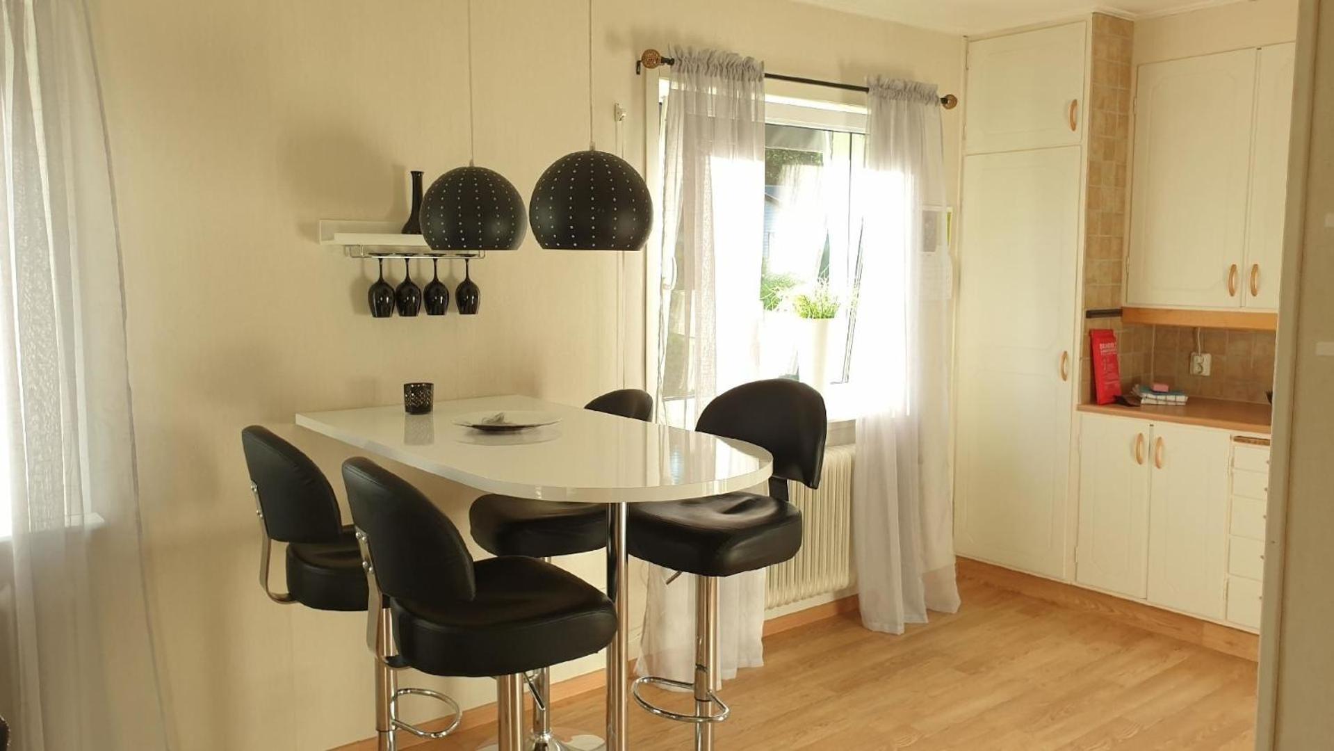 Villa Norrland, modern im skandinavischen Stil, mit Kamin, Garten und Saunafass