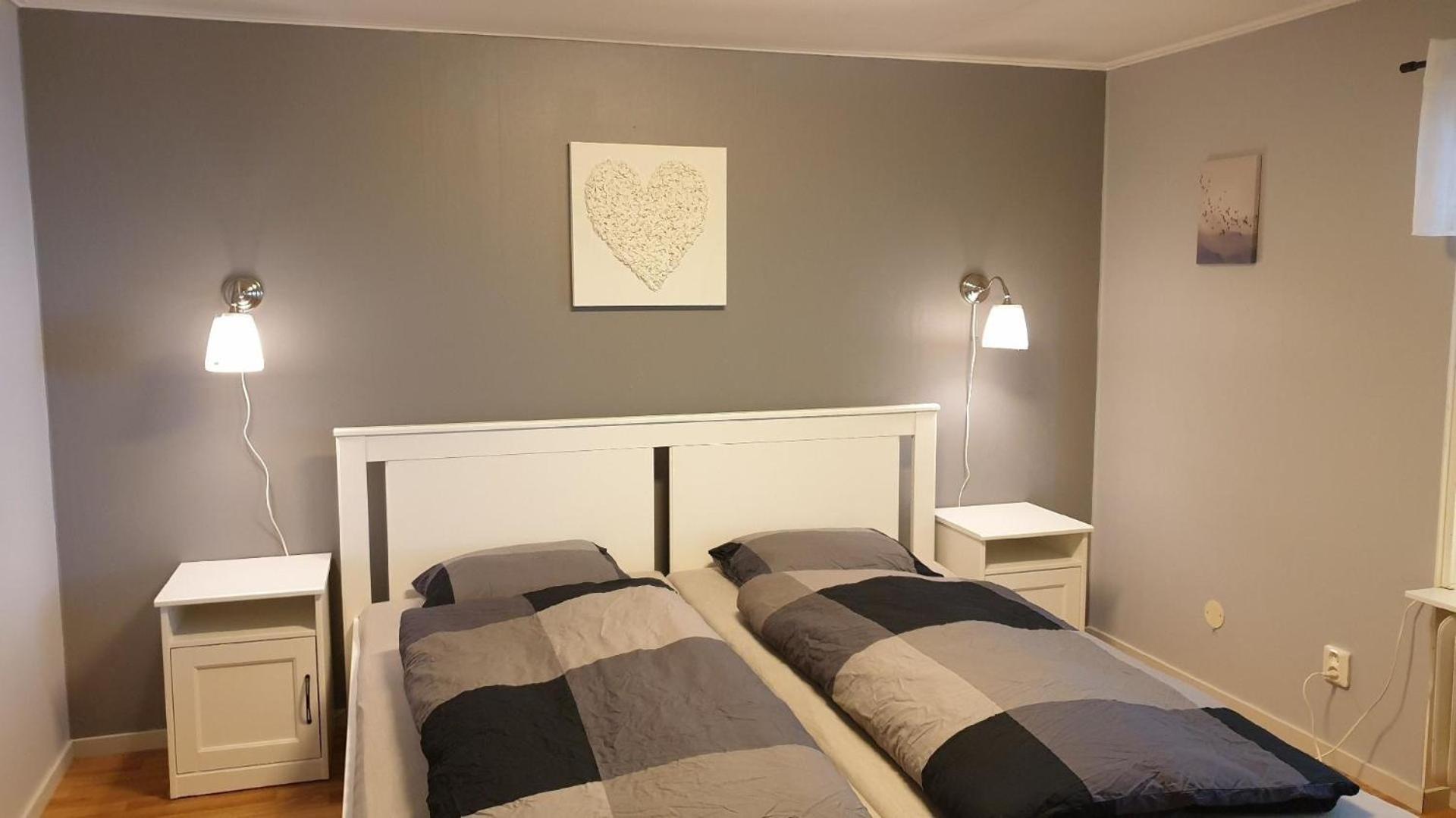 Villa Norrland, modern im skandinavischen Stil, mit Kamin, Garten und Saunafass