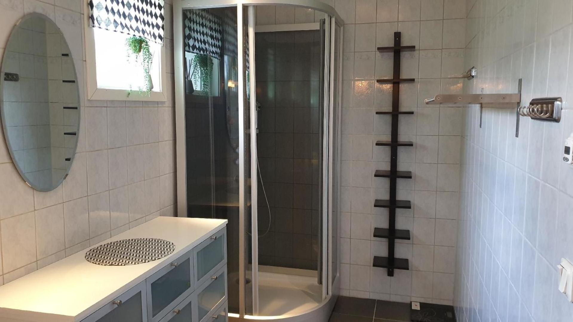 Villa Norrland, modern im skandinavischen Stil, mit Kamin, Garten und Saunafass
