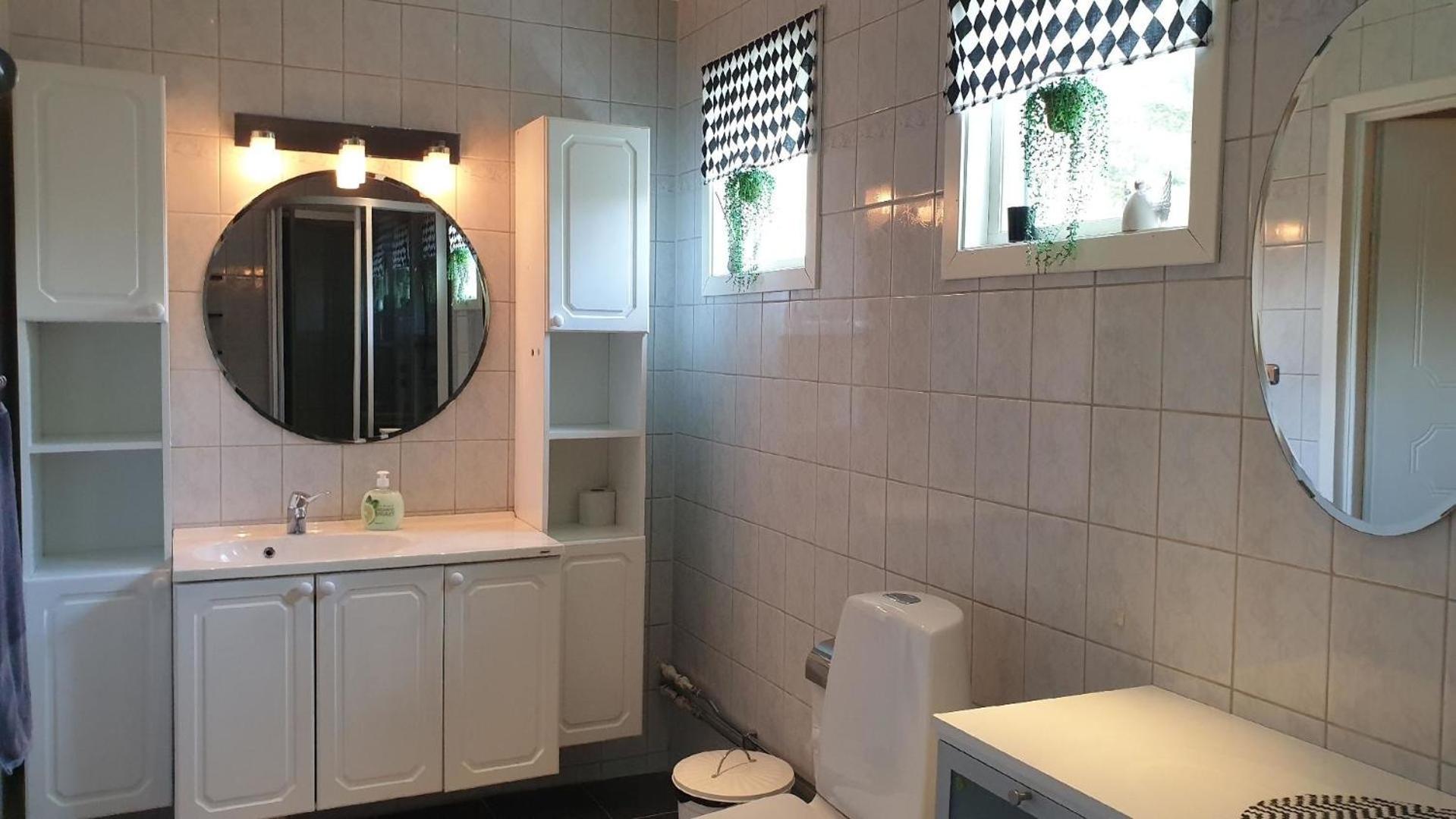 Villa Norrland, modern im skandinavischen Stil, mit Kamin, Garten und Saunafass