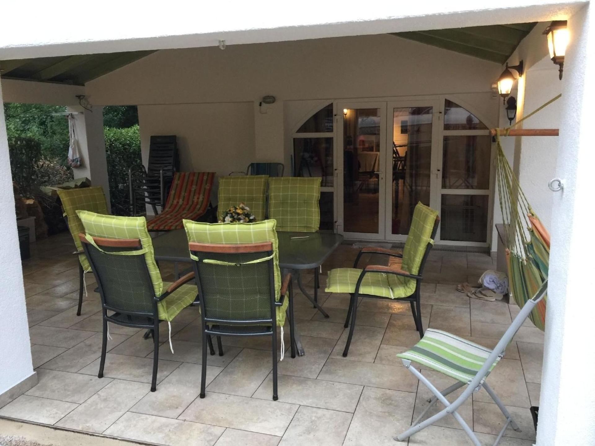 Gemütliches Ferienhaus in Pinezići mit großer Terrasse view 3