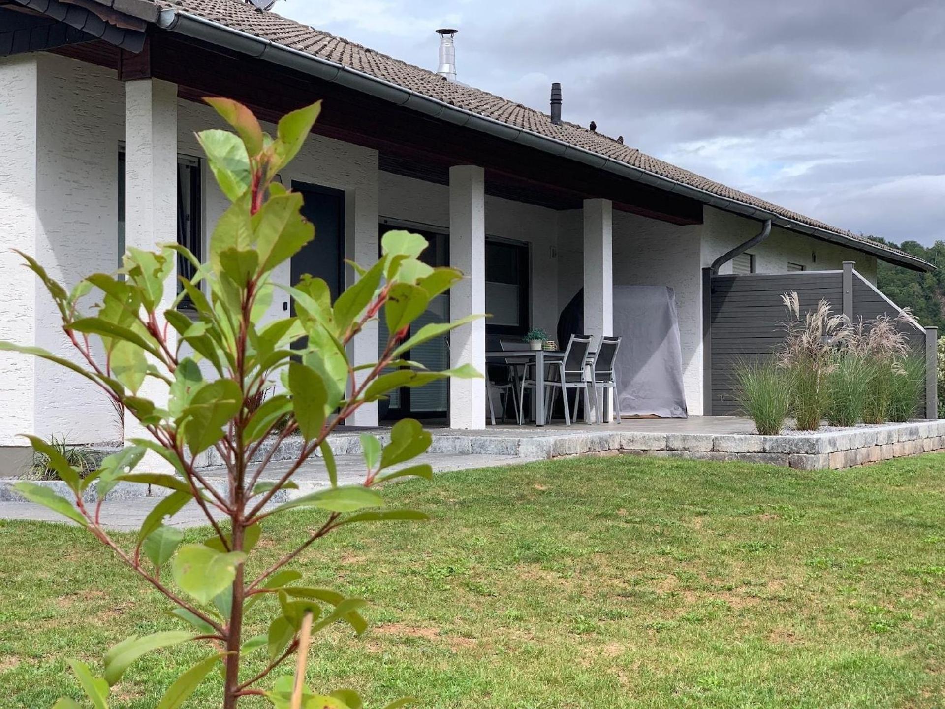 Renoviertes Ferienhaus in Harbshausen mit Terrasse, Grill und Garten