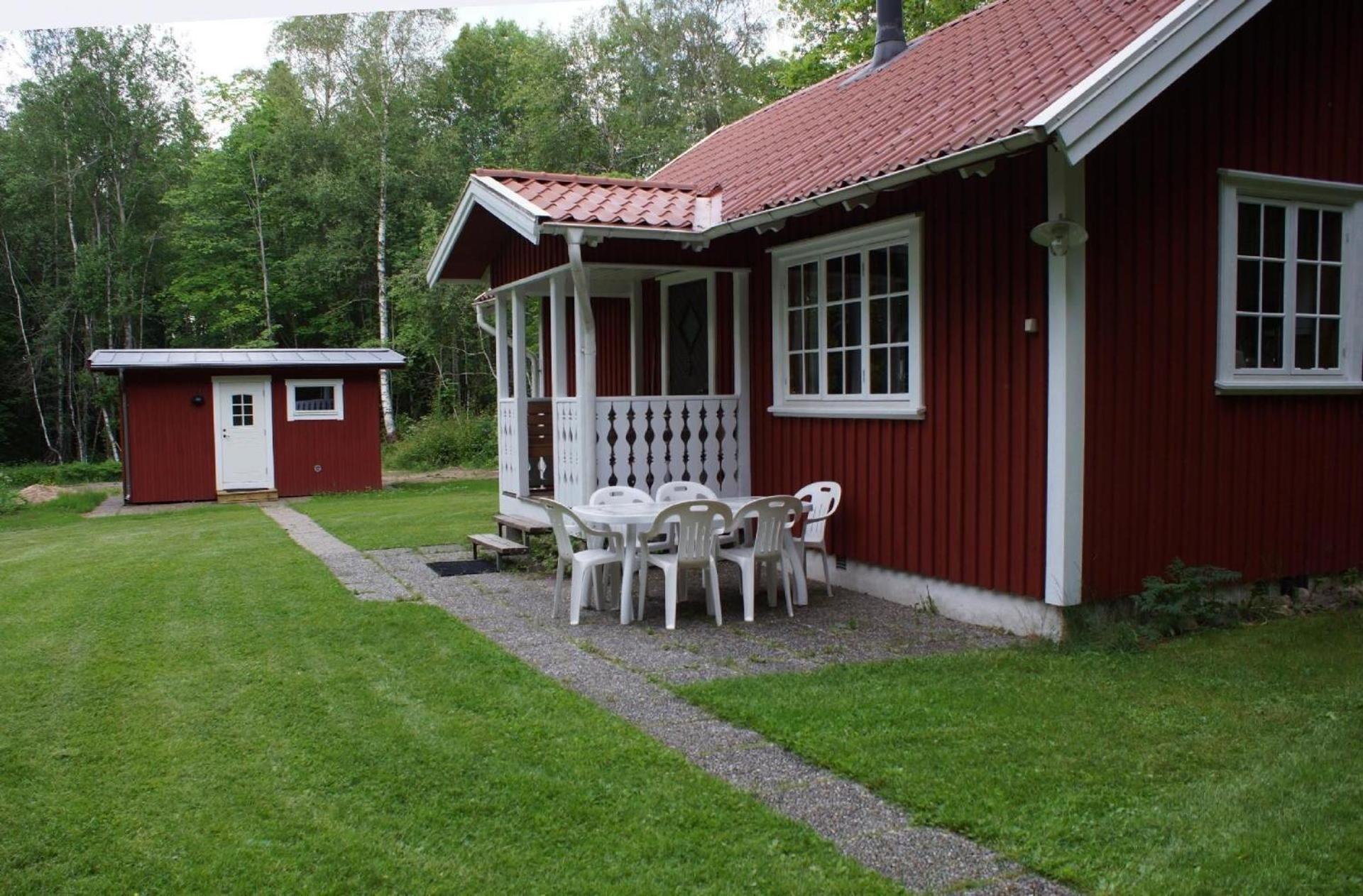 Gemütliches Holzhaus mit Boot
