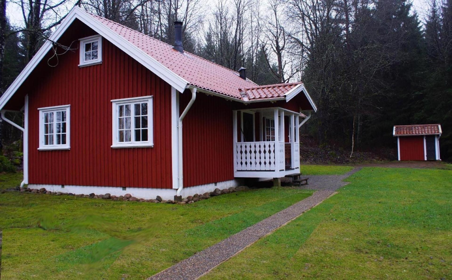 Gemütliches Holzhaus mit Boot
