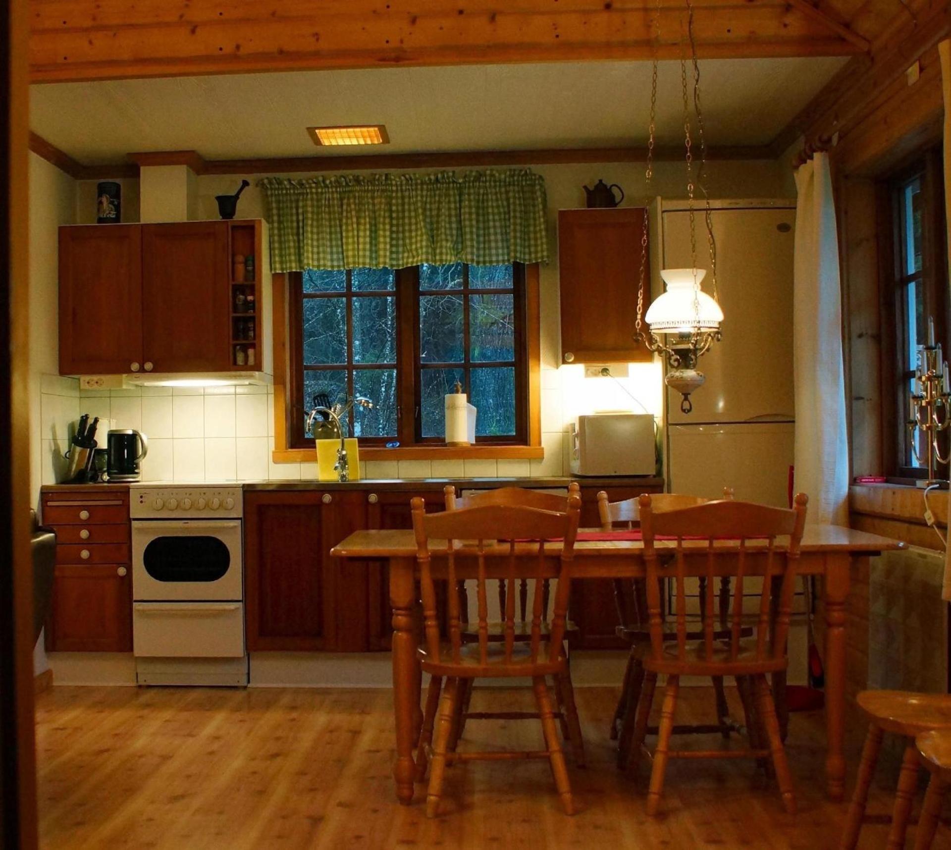 Gemütliches Holzhaus mit Boot
