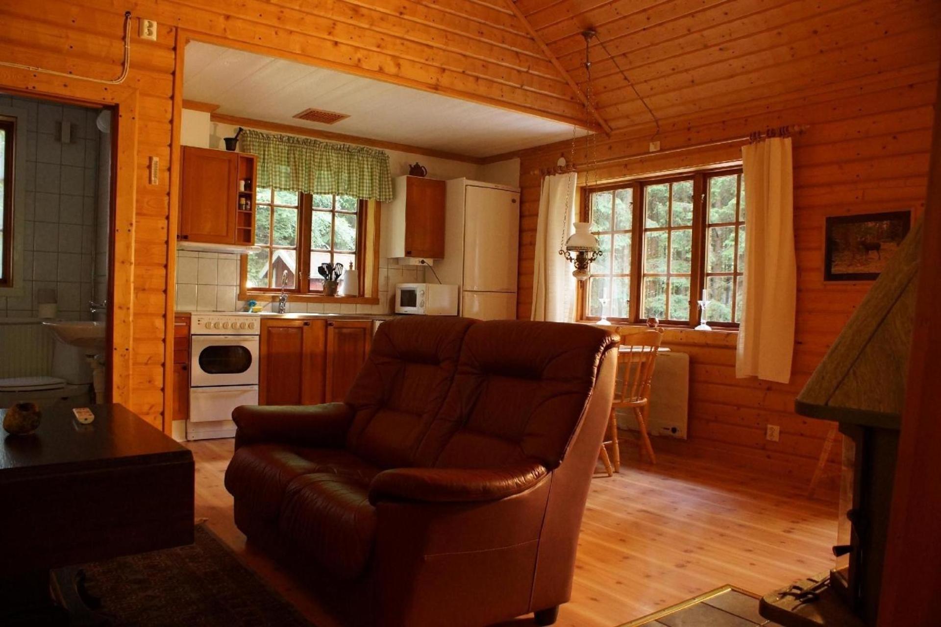 Gemütliches Holzhaus mit Boot
