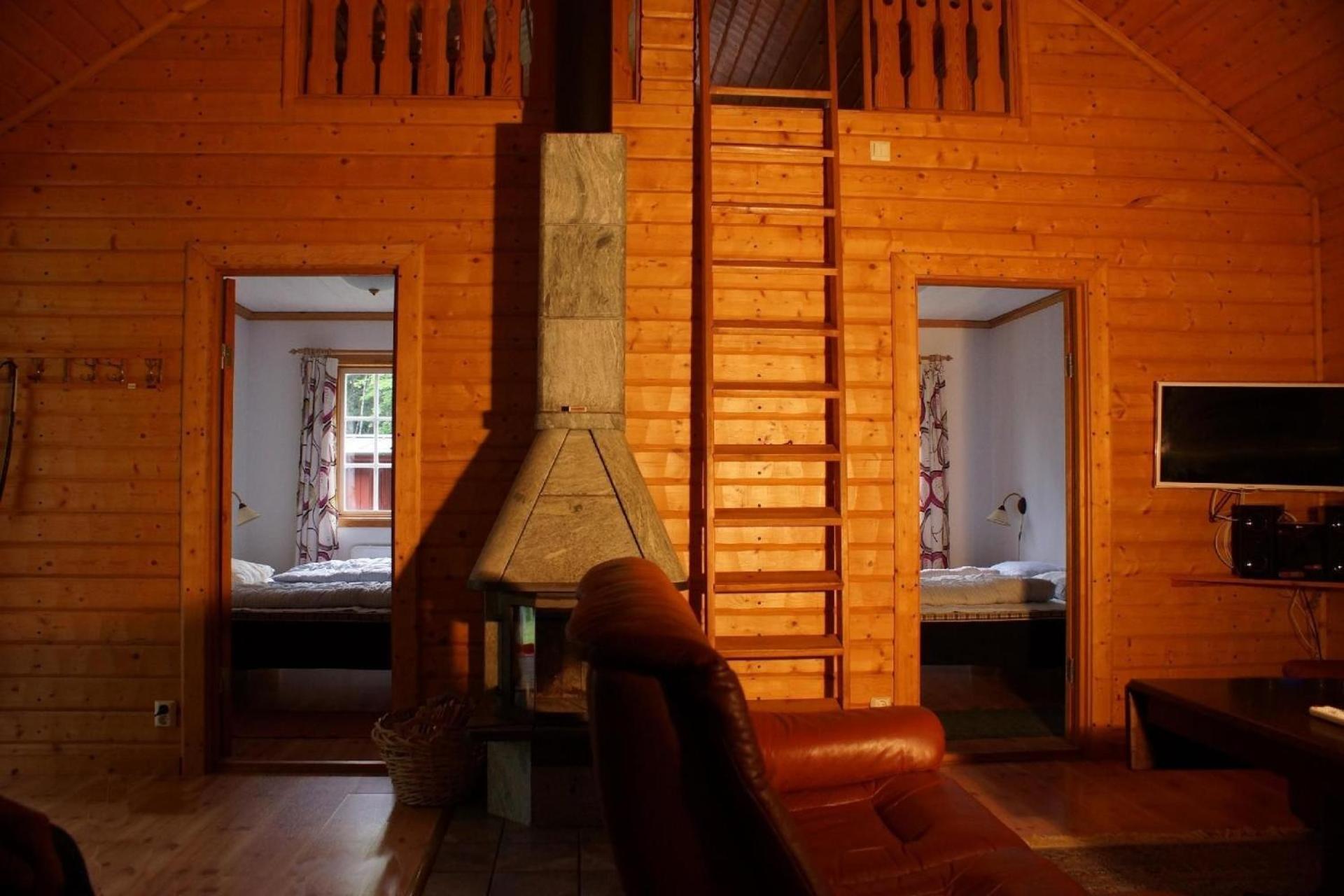 Gemütliches Holzhaus mit Boot