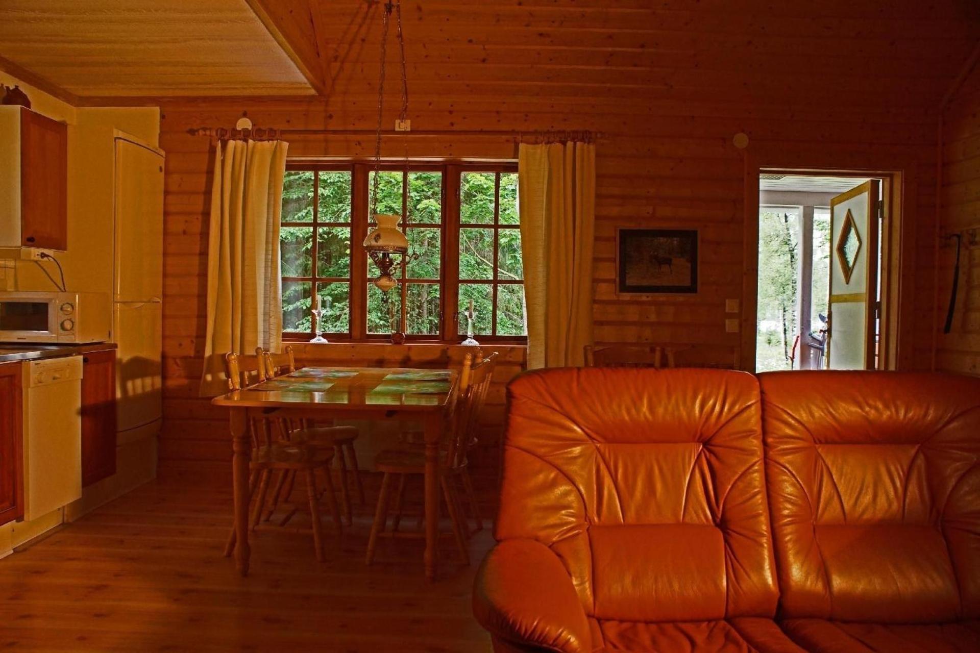Gemütliches Holzhaus mit Boot