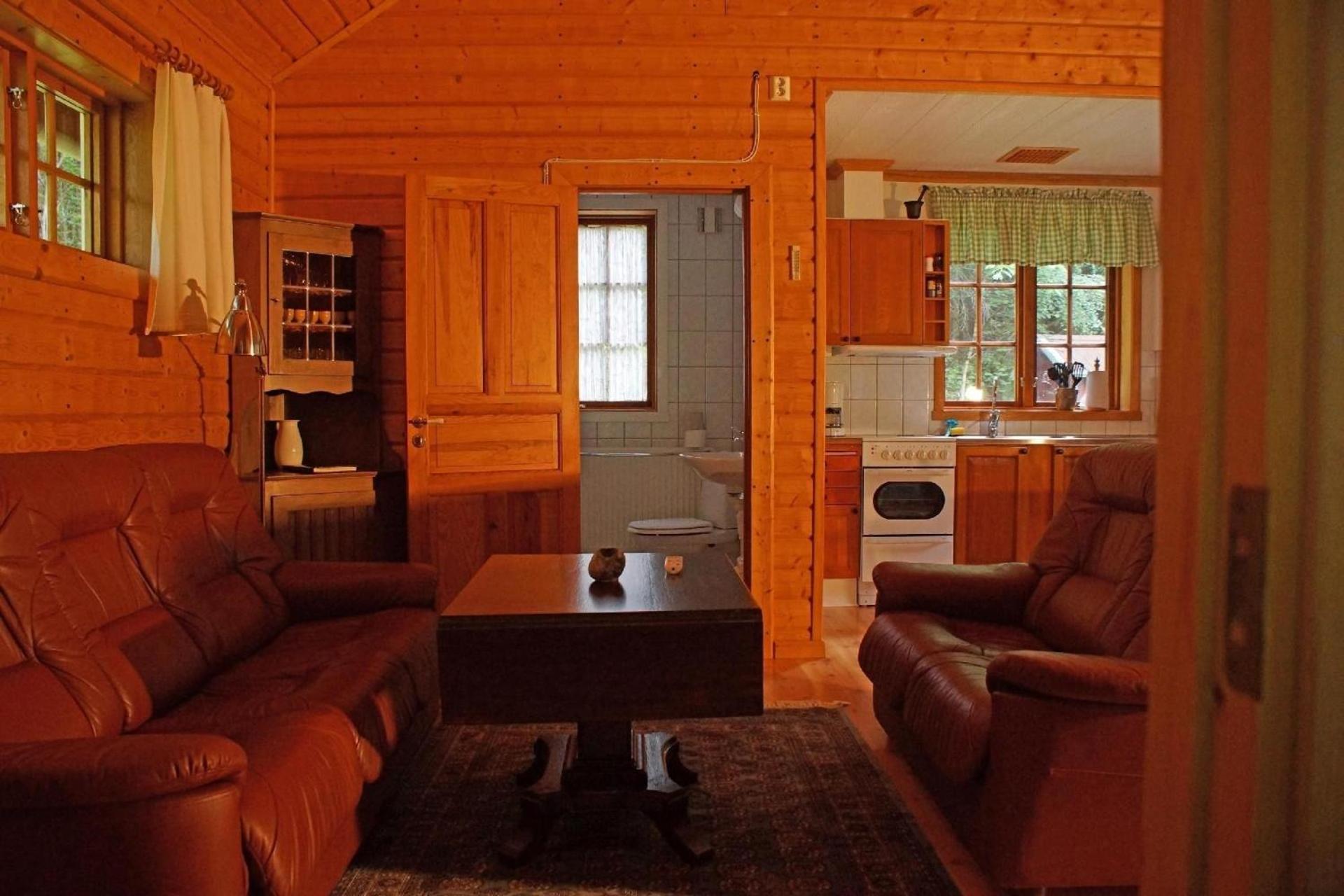 Gemütliches Holzhaus mit Boot